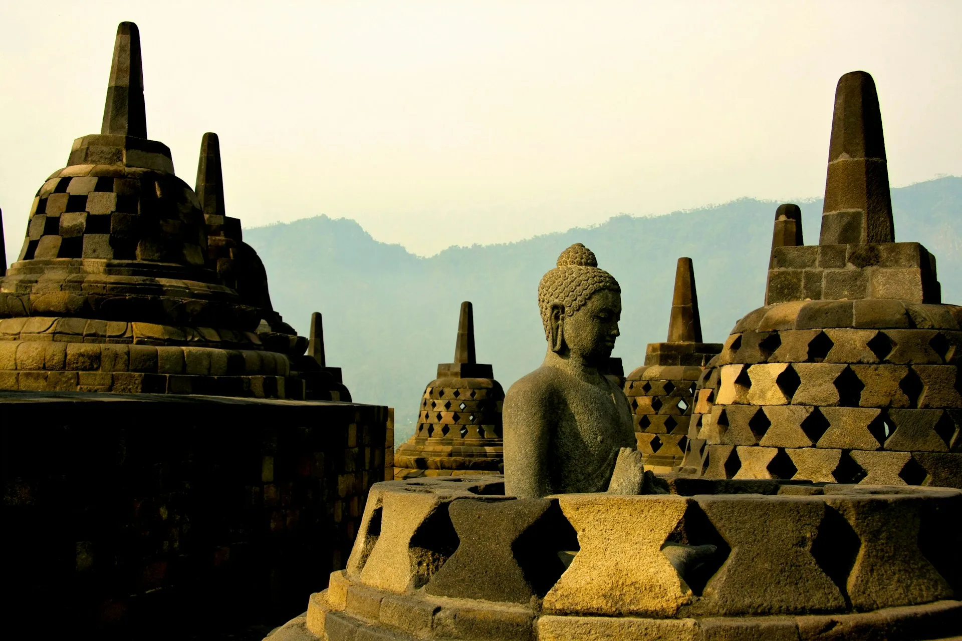 sejarah candi borobudur dan cerita menarik di baliknya!