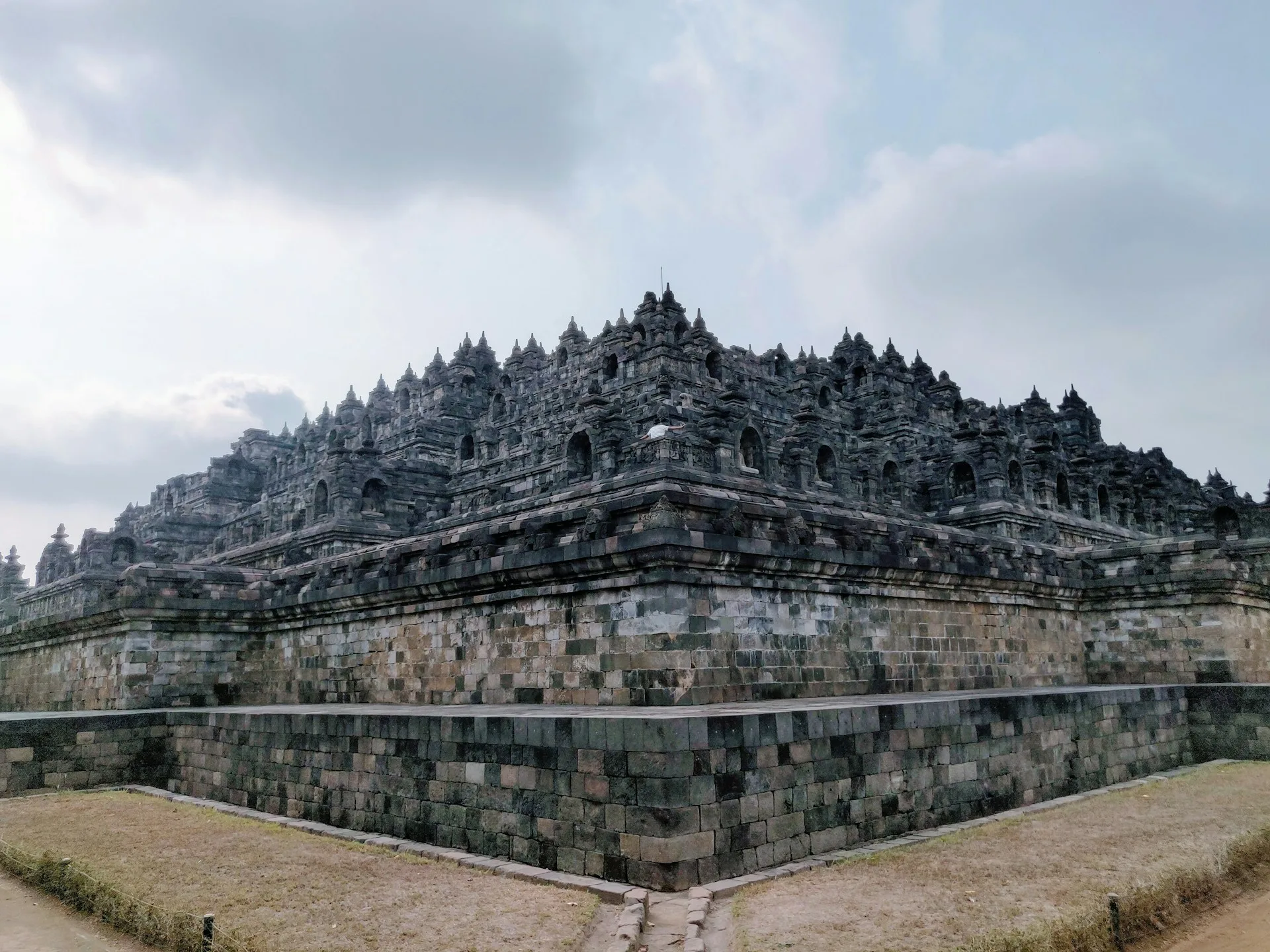 sejarah candi borobudur dan cerita menarik di baliknya!