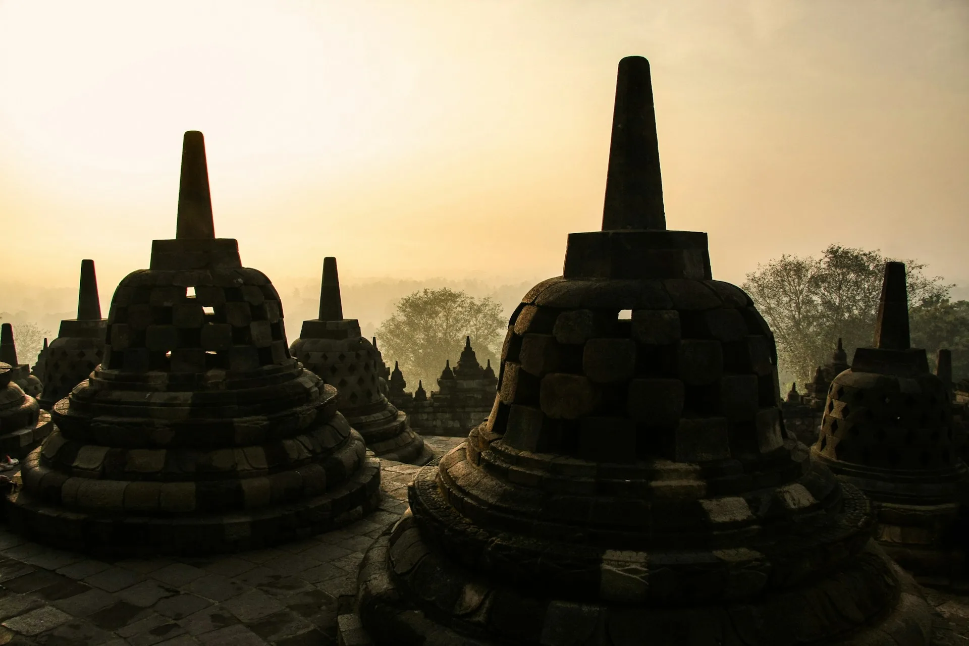 sejarah candi borobudur dan cerita menarik di baliknya!