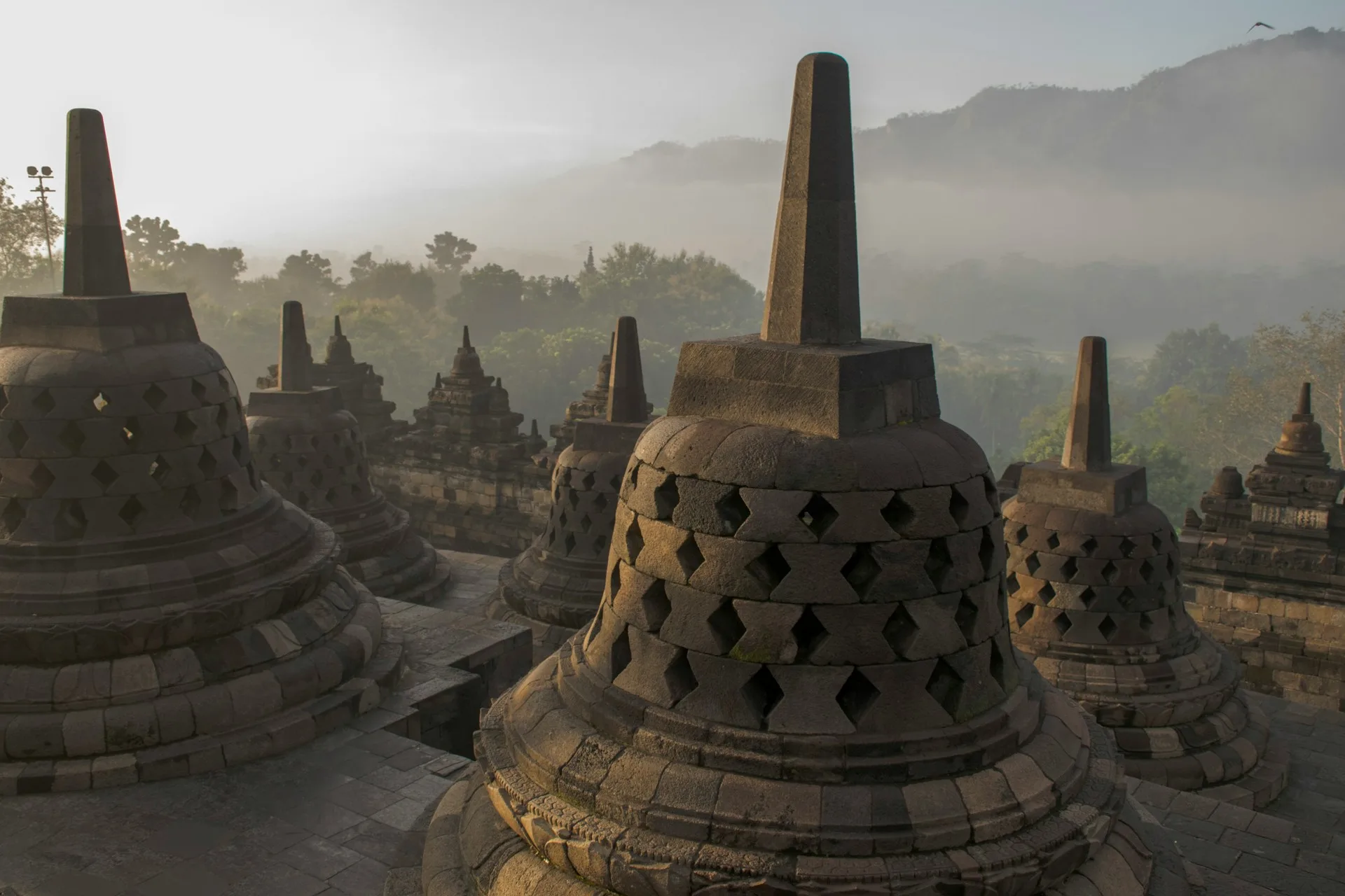 sejarah candi borobudur dan cerita menarik di baliknya!