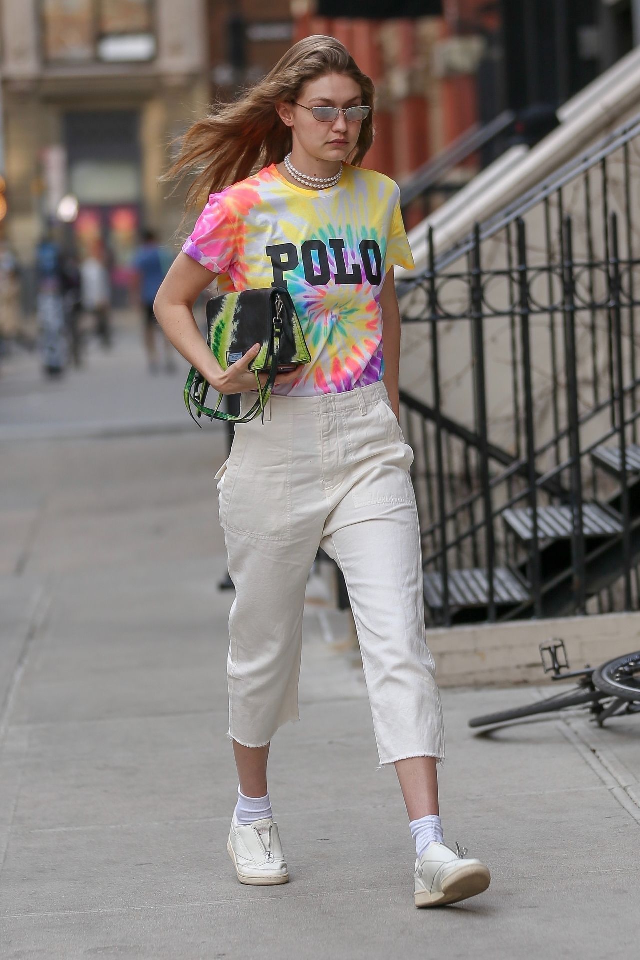 Sneakers Putih Favorit Seleb Hollywood, Plus Tips Padu-padannya!