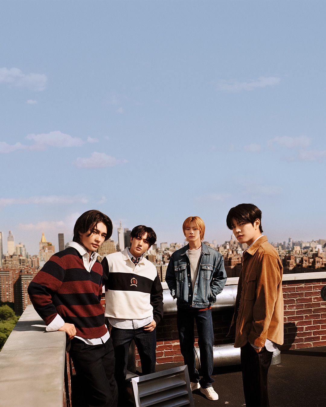 stray kids tampil di campaign terbaru tommy hilfiger fall 2024, 1. Bintang K-Pop Stray Kids kembali berkolaborasi dengan Tommy Hilfiger untuk campaign musim gugur 2024 dari label fashion asal Amerika tersebut., 2. Bukan kali pertama, campaign ketiga Tommy Hilfiger dengan Stray Kids kali ini membawa mereka ke tempat yang lebih tinggi dengan latar langit kota New York yang ikonik. Sesuai untuk menonjolkan gaya khas mereka dengan esensi New York yang penuh semangat., 3. Setelah membintangi campaign musim gugur tahun lalu, Stray Kids terus mewujudkan semangat dinamis Tommy Hilfiger. Foto yang diambil oleh Alisdair McLellan menonjolkan para member yang kompak dalam outfit kombinasi warna merah, putih, dan biru khas label tersebut yang memberikan pernyataan berani tentang kekuatan mode, musik dan kota impian., 4. Bang Chan, Lee Know, Changbin, Hyunjin, HAN, Felix, Seungmin dan I.N unjuk pesona dalam balutan koleksi pakaian musim gugur Tommy Hilfiger dengan gaya preppy, mengenakan puffer jackets, kemeja, coat hingga varsity jacket., 5. Koleksi Fall 2024 menghadirkan semangat kota New York, membawa sisi kontemporer pada siluet klasik dengan sentuhan khas Tommy Hilfiger, mulai dari celana chino, knit hingga wool coat yang khas untuk musim gugur.
