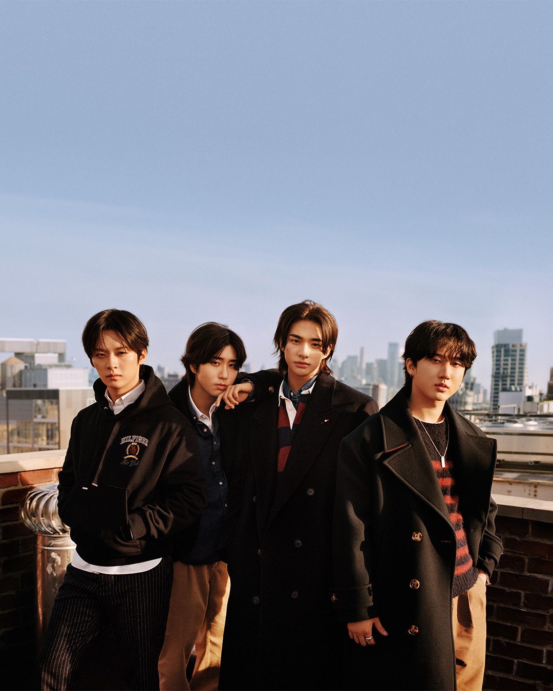 stray kids tampil di campaign terbaru tommy hilfiger fall 2024, 1. Bintang K-Pop Stray Kids kembali berkolaborasi dengan Tommy Hilfiger untuk campaign musim gugur 2024 dari label fashion asal Amerika tersebut., 2. Bukan kali pertama, campaign ketiga Tommy Hilfiger dengan Stray Kids kali ini membawa mereka ke tempat yang lebih tinggi dengan latar langit kota New York yang ikonik. Sesuai untuk menonjolkan gaya khas mereka dengan esensi New York yang penuh semangat., 3. Setelah membintangi campaign musim gugur tahun lalu, Stray Kids terus mewujudkan semangat dinamis Tommy Hilfiger. Foto yang diambil oleh Alisdair McLellan menonjolkan para member yang kompak dalam outfit kombinasi warna merah, putih, dan biru khas label tersebut yang memberikan pernyataan berani tentang kekuatan mode, musik dan kota impian., 4. Bang Chan, Lee Know, Changbin, Hyunjin, HAN, Felix, Seungmin dan I.N unjuk pesona dalam balutan koleksi pakaian musim gugur Tommy Hilfiger dengan gaya preppy, mengenakan puffer jackets, kemeja, coat hingga varsity jacket., 5. Koleksi Fall 2024 menghadirkan semangat kota New York, membawa sisi kontemporer pada siluet klasik dengan sentuhan khas Tommy Hilfiger, mulai dari celana chino, knit hingga wool coat yang khas untuk musim gugur.
