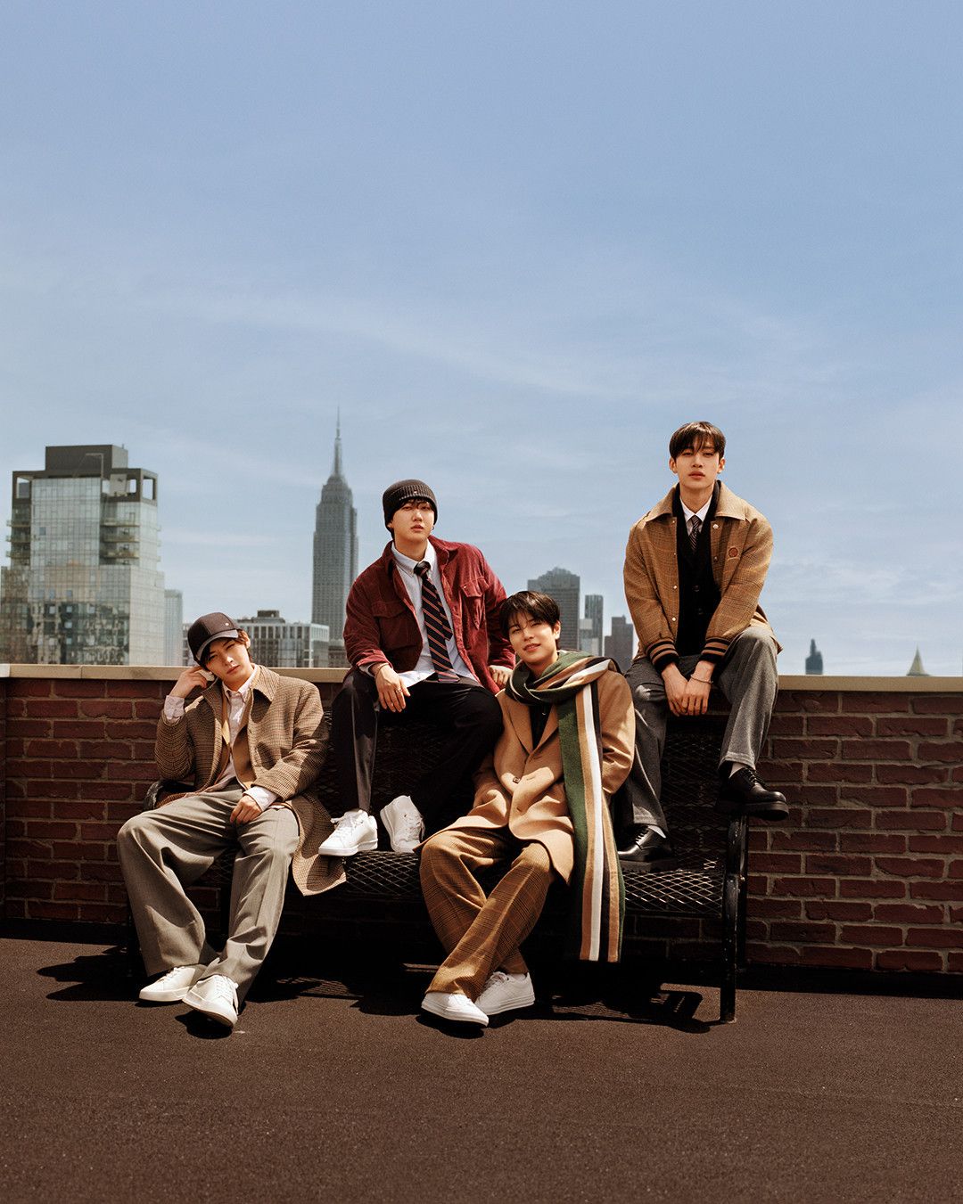 stray kids tampil di campaign terbaru tommy hilfiger fall 2024, 1. Bintang K-Pop Stray Kids kembali berkolaborasi dengan Tommy Hilfiger untuk campaign musim gugur 2024 dari label fashion asal Amerika tersebut., 2. Bukan kali pertama, campaign ketiga Tommy Hilfiger dengan Stray Kids kali ini membawa mereka ke tempat yang lebih tinggi dengan latar langit kota New York yang ikonik. Sesuai untuk menonjolkan gaya khas mereka dengan esensi New York yang penuh semangat., 3. Setelah membintangi campaign musim gugur tahun lalu, Stray Kids terus mewujudkan semangat dinamis Tommy Hilfiger. Foto yang diambil oleh Alisdair McLellan menonjolkan para member yang kompak dalam outfit kombinasi warna merah, putih, dan biru khas label tersebut yang memberikan pernyataan berani tentang kekuatan mode, musik dan kota impian., 4. Bang Chan, Lee Know, Changbin, Hyunjin, HAN, Felix, Seungmin dan I.N unjuk pesona dalam balutan koleksi pakaian musim gugur Tommy Hilfiger dengan gaya preppy, mengenakan puffer jackets, kemeja, coat hingga varsity jacket., 5. Koleksi Fall 2024 menghadirkan semangat kota New York, membawa sisi kontemporer pada siluet klasik dengan sentuhan khas Tommy Hilfiger, mulai dari celana chino, knit hingga wool coat yang khas untuk musim gugur.