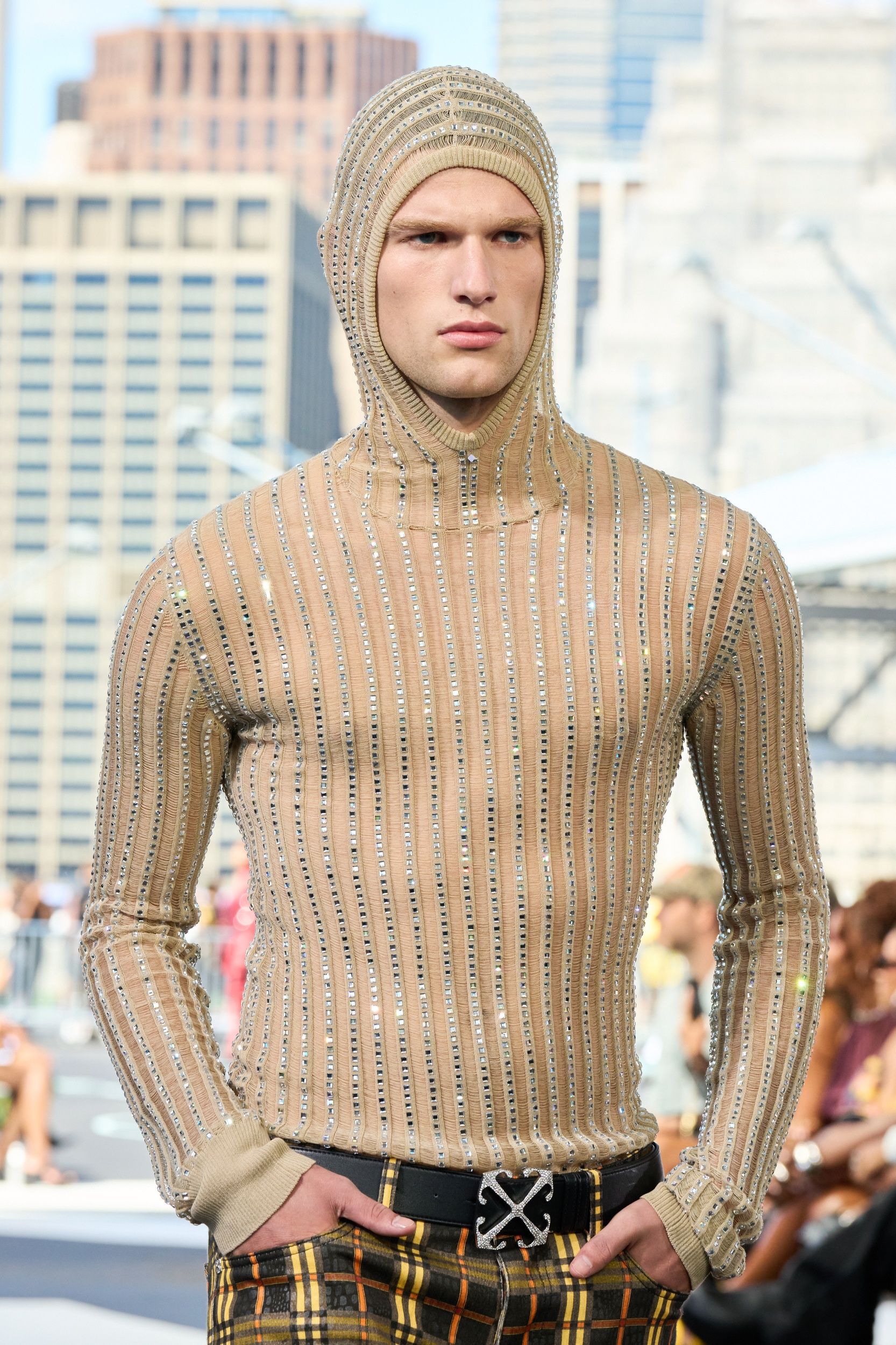 streetwear eksentrik ghana dari off-white sukses debut di nyfw ss 2025, 1. Motif bold warna-warni merupakan detail paling populer yang mewakili ciri khas mode di Ghana. Maka dari itu, pada koleksi Spring/Summer 2025 ini Off-White berkolaborasi dengan seniman Nana Danso dalam menciptakan berbagai macam bentuk motif lukisan mirip grafiti yang diterapkan pada item hoodie, sleeveless t-shirt warna putih serta satu set pakaian sporty serba hitam., 2. Rilis beberapa look denim-on-denim, uniknya Ib Kamara menyempurnakan setelan tersebut dengan detail serutan benang bertekstur halus yang didesain menyatu bersama material denim., 3. Pakaian transparan atau sheer dress terbukti masih menjadi item populer sampai musim semi dan musim panas tahun depan. Ib Kamara memamerkannya dalam wujud satu setelan (crop top panah dan rok midi low-rise) yang didesain menyerupai rantai berkat detail taburan manik-manik silver yang disusun di atas pola kain hitam., 4. Tidak hanya hoodie, Ib Kamara juga menawarkan beberapa koleksi pakaian rajut dengan tutup kepala yang menutupi bagian leher mirip balaclava., 5. Meski tidak banyak memperlihatkan koleksi perhiasan, Ib Kamara memilih sepasang anting metalik bersiluet pesawat sebagai statement point yang diperlihatkan dari awal sampai akhir peragaan busana., 6. Hal menarik lainnya dari koleksi Off-White Spring/Summer 2025 ini adalah kehadiran detail mirip tutup botol minuman kaca yang dimanfaatkan untuk hiasan strappy heels., 7. Koleksi streetwear eksentrik khas Ghana semakin meriah ketika Ib Kamara mempresentasikan koleksi Off-White Spring/Summer 2025 di Pier 2, Brooklyn Bridge Park yang terlihat mewah berkat pemandangan puluhan gedung pencakar langit.