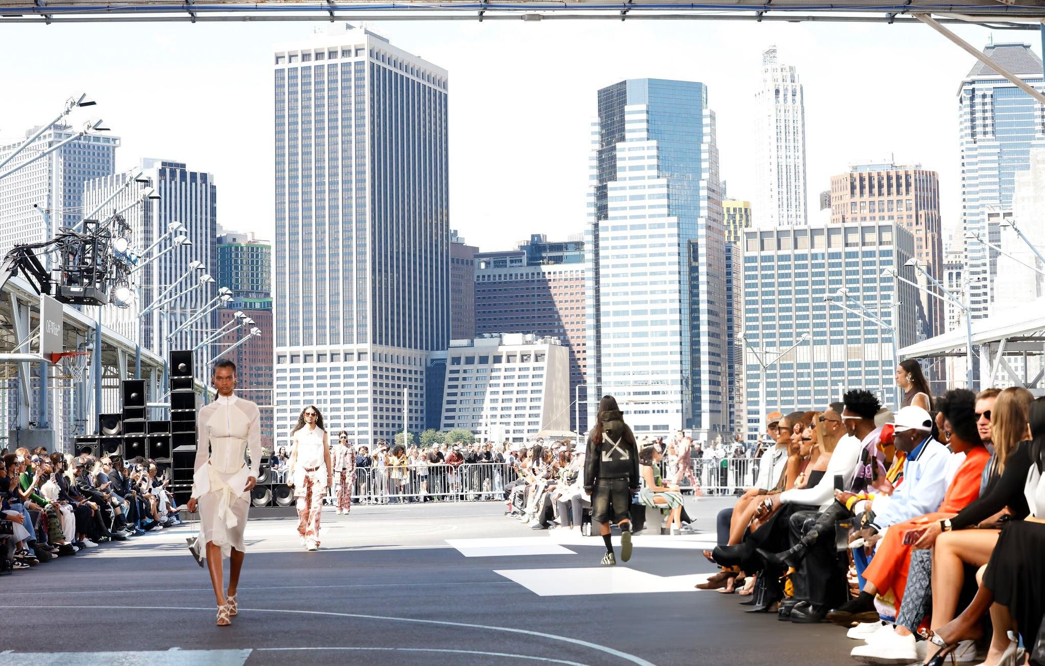 streetwear eksentrik ghana dari off-white sukses debut di nyfw ss 2025, 1. Motif bold warna-warni merupakan detail paling populer yang mewakili ciri khas mode di Ghana. Maka dari itu, pada koleksi Spring/Summer 2025 ini Off-White berkolaborasi dengan seniman Nana Danso dalam menciptakan berbagai macam bentuk motif lukisan mirip grafiti yang diterapkan pada item hoodie, sleeveless t-shirt warna putih serta satu set pakaian sporty serba hitam., 2. Rilis beberapa look denim-on-denim, uniknya Ib Kamara menyempurnakan setelan tersebut dengan detail serutan benang bertekstur halus yang didesain menyatu bersama material denim., 3. Pakaian transparan atau sheer dress terbukti masih menjadi item populer sampai musim semi dan musim panas tahun depan. Ib Kamara memamerkannya dalam wujud satu setelan (crop top panah dan rok midi low-rise) yang didesain menyerupai rantai berkat detail taburan manik-manik silver yang disusun di atas pola kain hitam., 4. Tidak hanya hoodie, Ib Kamara juga menawarkan beberapa koleksi pakaian rajut dengan tutup kepala yang menutupi bagian leher mirip balaclava., 5. Meski tidak banyak memperlihatkan koleksi perhiasan, Ib Kamara memilih sepasang anting metalik bersiluet pesawat sebagai statement point yang diperlihatkan dari awal sampai akhir peragaan busana., 6. Hal menarik lainnya dari koleksi Off-White Spring/Summer 2025 ini adalah kehadiran detail mirip tutup botol minuman kaca yang dimanfaatkan untuk hiasan strappy heels., 7. Koleksi streetwear eksentrik khas Ghana semakin meriah ketika Ib Kamara mempresentasikan koleksi Off-White Spring/Summer 2025 di Pier 2, Brooklyn Bridge Park yang terlihat mewah berkat pemandangan puluhan gedung pencakar langit.