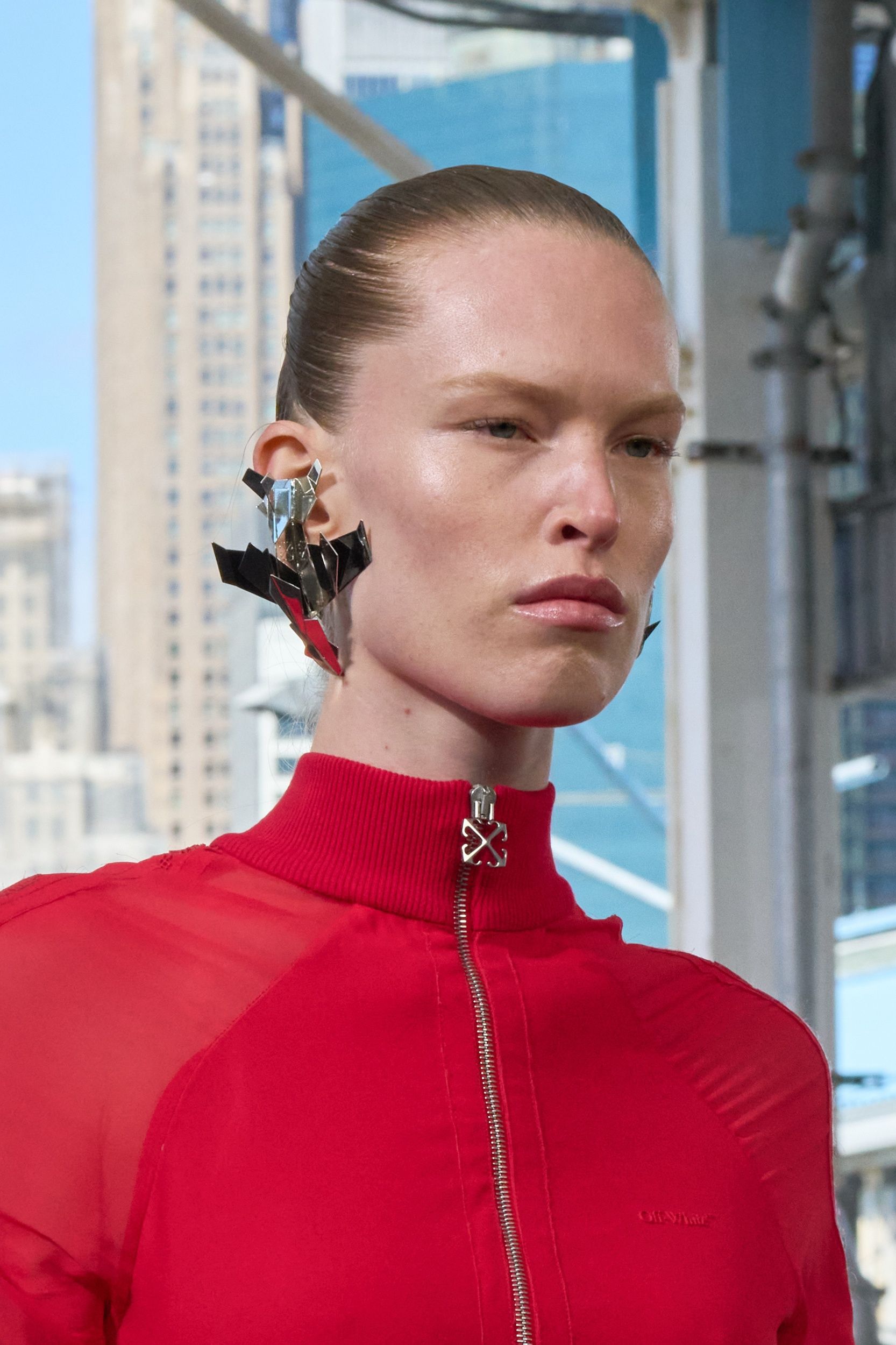 streetwear eksentrik ghana dari off-white sukses debut di nyfw ss 2025, 1. Motif bold warna-warni merupakan detail paling populer yang mewakili ciri khas mode di Ghana. Maka dari itu, pada koleksi Spring/Summer 2025 ini Off-White berkolaborasi dengan seniman Nana Danso dalam menciptakan berbagai macam bentuk motif lukisan mirip grafiti yang diterapkan pada item hoodie, sleeveless t-shirt warna putih serta satu set pakaian sporty serba hitam., 2. Rilis beberapa look denim-on-denim, uniknya Ib Kamara menyempurnakan setelan tersebut dengan detail serutan benang bertekstur halus yang didesain menyatu bersama material denim., 3. Pakaian transparan atau sheer dress terbukti masih menjadi item populer sampai musim semi dan musim panas tahun depan. Ib Kamara memamerkannya dalam wujud satu setelan (crop top panah dan rok midi low-rise) yang didesain menyerupai rantai berkat detail taburan manik-manik silver yang disusun di atas pola kain hitam., 4. Tidak hanya hoodie, Ib Kamara juga menawarkan beberapa koleksi pakaian rajut dengan tutup kepala yang menutupi bagian leher mirip balaclava., 5. Meski tidak banyak memperlihatkan koleksi perhiasan, Ib Kamara memilih sepasang anting metalik bersiluet pesawat sebagai statement point yang diperlihatkan dari awal sampai akhir peragaan busana., 6. Hal menarik lainnya dari koleksi Off-White Spring/Summer 2025 ini adalah kehadiran detail mirip tutup botol minuman kaca yang dimanfaatkan untuk hiasan strappy heels., 7. Koleksi streetwear eksentrik khas Ghana semakin meriah ketika Ib Kamara mempresentasikan koleksi Off-White Spring/Summer 2025 di Pier 2, Brooklyn Bridge Park yang terlihat mewah berkat pemandangan puluhan gedung pencakar langit.