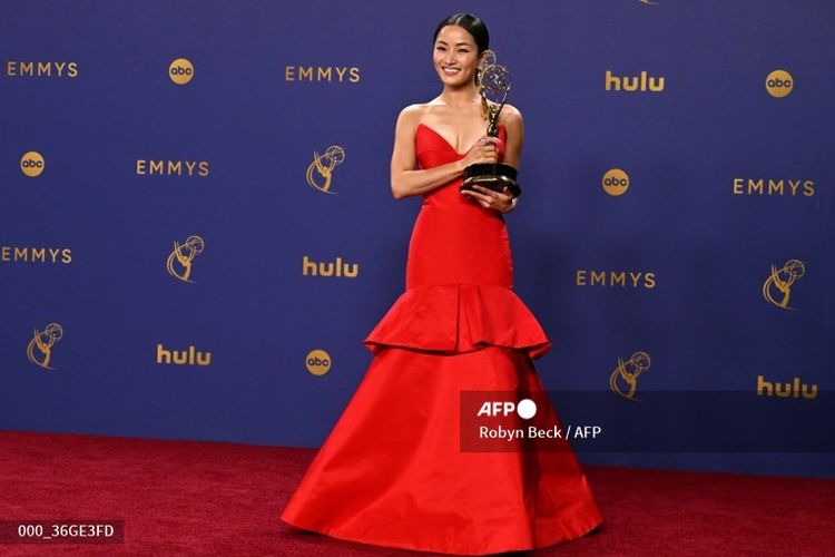 Tampilan Elegan Anna Sawai, Aktris Pertama Asia yang Raih Emmy Awards