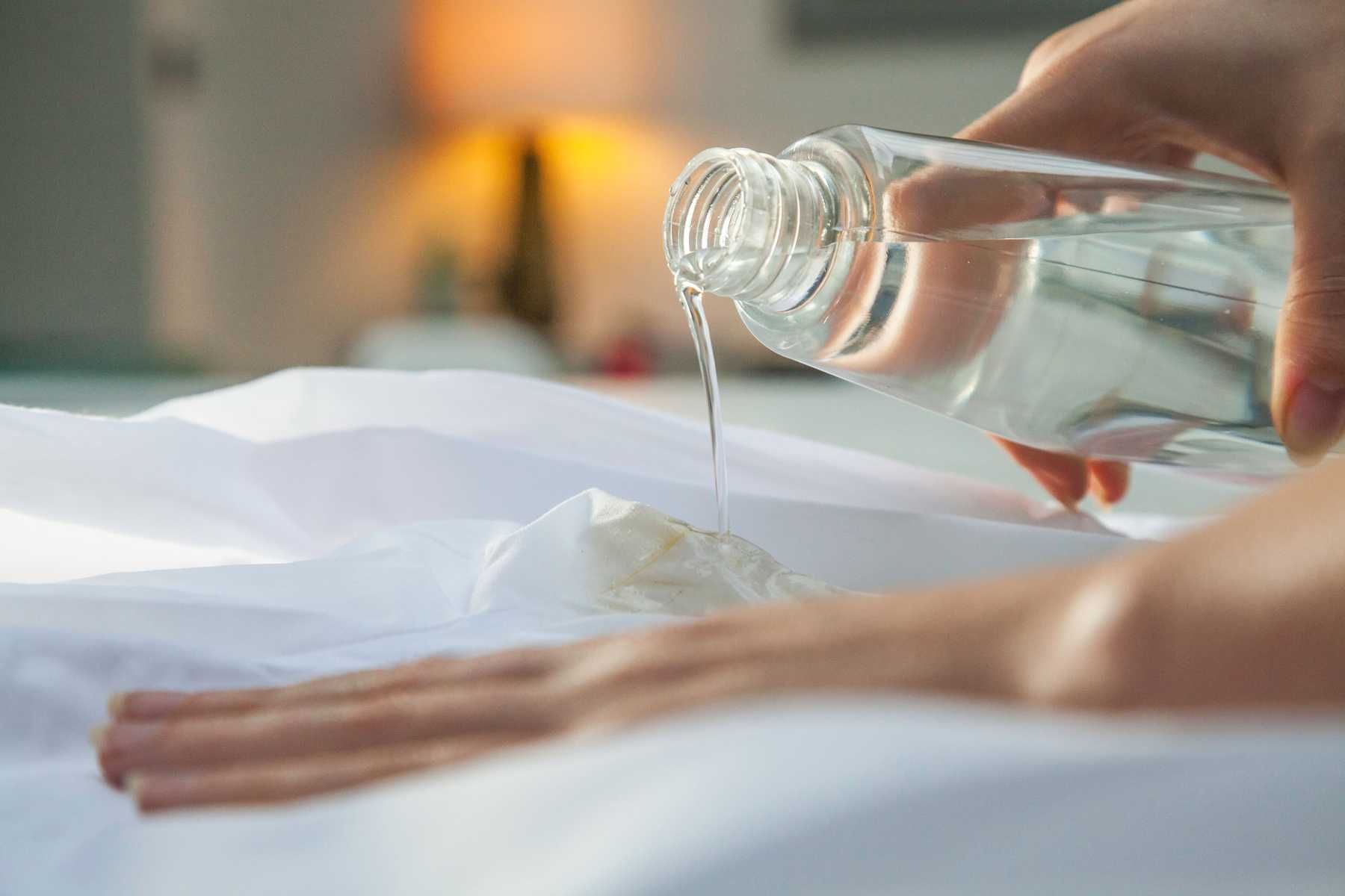 tanpa ke laundry, ini tips mencuci gaun mewah di rumah, 1. Jangan samakan cara cuci gaun mewah dengan pakaian lainnya Bela. Sebaiknya balik gaun ke dalam lalu cuci menggunakan air dingin., 2. Sebaiknya cukup direndam atau celup-celup gaun mewah untuk meminimalisir kerusakan. Menggunakan pelembut pakaian bisa membuat gaun jadi lebih bersih dan lembut., 3. Ketika akan dikeringkan, hindari peras gaun. Sebaiknya gantung gaun dan keringkan cukup dengan angin tanpa sinar matahari langsung., 4. Berniat bersihkan noda kecil pada gaun, cukup gunakan spons lembab secara perlahan untuk mencegah kerusakan tekstur atau aksesori pada gaun., 5. Menghindari jamur dan bau tidak sedap, simpan gaun di lemari yang tidak lembab dan memiliki sirkulasi udara bagus.