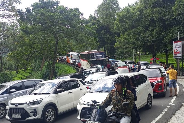 Ternyata Ini Biang Kerok Mesin Mobil Overheat Saat Jalan Macet