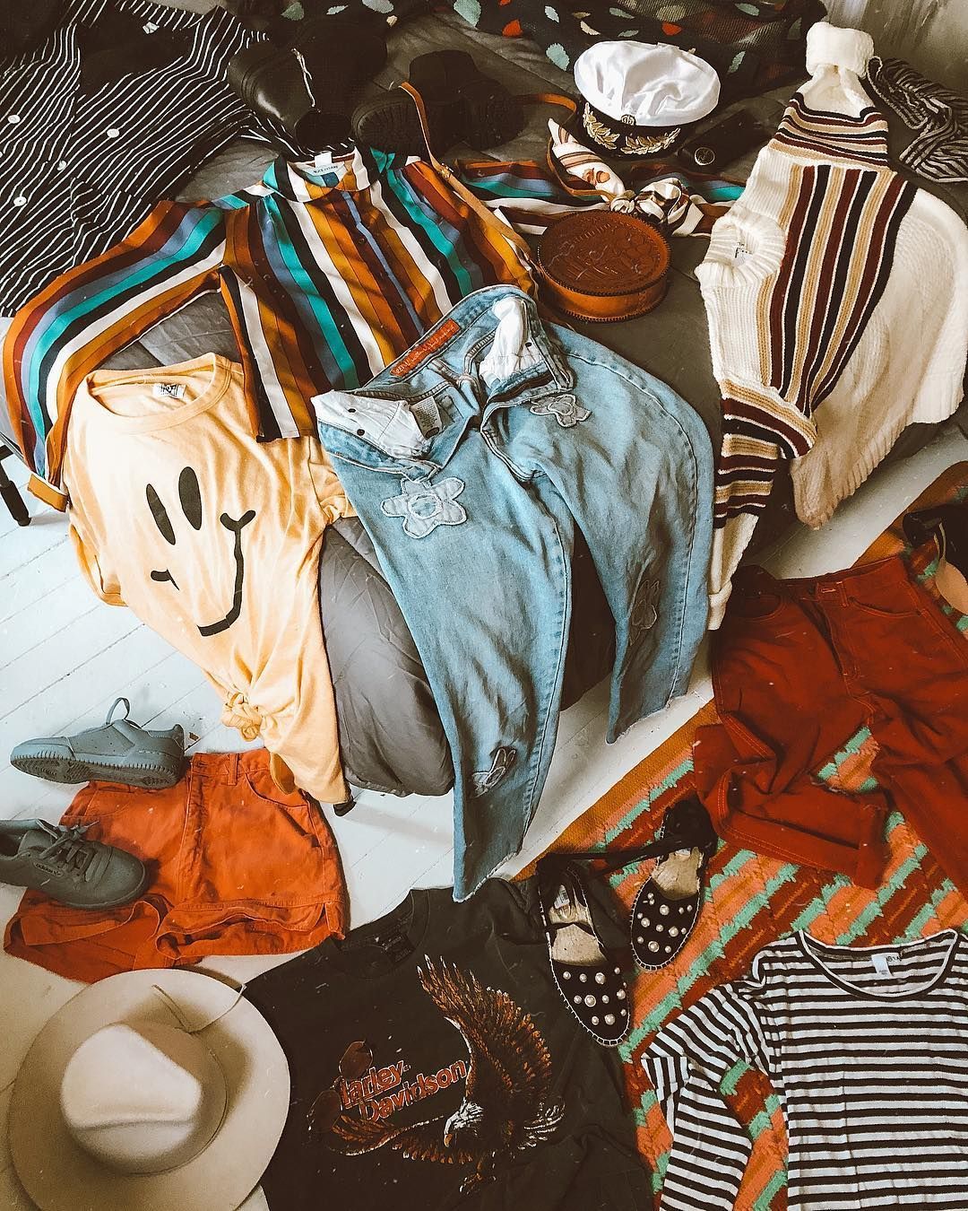tips belanja thrift secara online, aman dan nyaman, 1. Sama seperti belanja secara offline, tetap tentukan biaya maksimal saat melakukan online thrifting. Belanja secara bijak dan sesuai kebutuhan ya, Bela!, 2. Nggak bisa merasakan tekstur dan melihat secara jelas memang menjadi kekurangan belanja online, namun kamu bisa menghubungi penjual dan bertanya tentang kualitas dan warna asli pakaian tersebut., 3. Pastikan pakaian yang kamu beli tidak terdapat noda, jamur atau kerusakan yang parah. Nggak ada salahnya lho meminta penjual untuk memotret secara jelas produk yang dijual., 4. Belanja online memang penuh dengan asas kepercayaan antara penjual dan pembeli, termasuk thrifting. Jangan tergoda dengan harga yang murah, pastikan barang yang kamu beli bukan barang palsu atau KW., 5. Mulai memasuki proses pengiriman, pastikan barang yang kamu beli dikemas secara maksimal. Apalagi untuk barang yang mudah pecah dan patah, minta sang penjual untuk menggunakan bubble wrap yang cukup tebal.