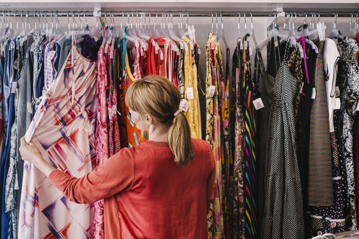 tips belanja thrift secara online, aman dan nyaman, 1. Sama seperti belanja secara offline, tetap tentukan biaya maksimal saat melakukan online thrifting. Belanja secara bijak dan sesuai kebutuhan ya, Bela!, 2. Nggak bisa merasakan tekstur dan melihat secara jelas memang menjadi kekurangan belanja online, namun kamu bisa menghubungi penjual dan bertanya tentang kualitas dan warna asli pakaian tersebut., 3. Pastikan pakaian yang kamu beli tidak terdapat noda, jamur atau kerusakan yang parah. Nggak ada salahnya lho meminta penjual untuk memotret secara jelas produk yang dijual., 4. Belanja online memang penuh dengan asas kepercayaan antara penjual dan pembeli, termasuk thrifting. Jangan tergoda dengan harga yang murah, pastikan barang yang kamu beli bukan barang palsu atau KW., 5. Mulai memasuki proses pengiriman, pastikan barang yang kamu beli dikemas secara maksimal. Apalagi untuk barang yang mudah pecah dan patah, minta sang penjual untuk menggunakan bubble wrap yang cukup tebal.