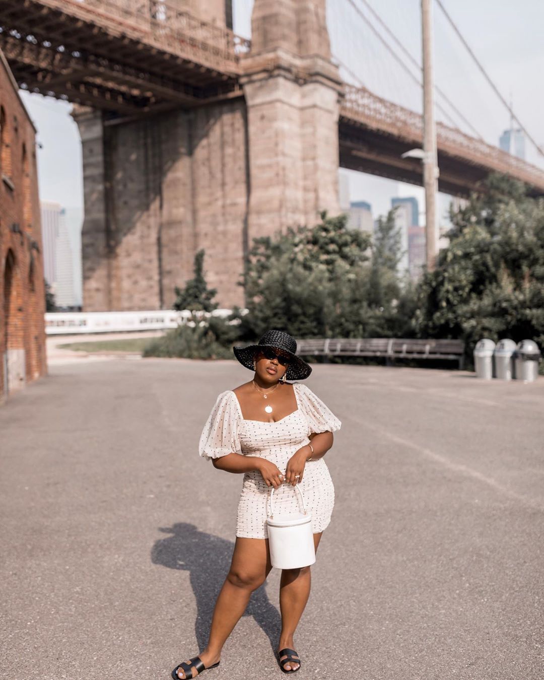 tips memakai mini dress untuk tubuh yang berisi, 1. Memakai mini dress dengan detail asymmetric akan membuat penampilanmu semakin chic! Ingin tampak semakin mewah, jangan ragu gunakan high heels dan perhiasan minimalis., 2. Perpaduan antara white mini dress dengan high heels warna mint yang matching dengan tas harus menjadi salah satu OOTD yang bisa kamu coba., 3. Square neckline dan puff sleeve pada mini dress akan menciptakan look yang feminin dan terkesan romanis. Saat musim panas, andalkan saja sun hat, bucket bag dan sandal., 4. Buat penampilanmu tampak semakin seksi dengan sentuhan warna merah pada mini dress yang memiliki potongan rendah di bagian dada. Pasangkan dengan ankle boots, you ready to go!, 5. Nggak ada salahnya mengombinasikan smocked top dengan hoop earrings dan mini bag untuk OOTD liburan di akhir pekan.