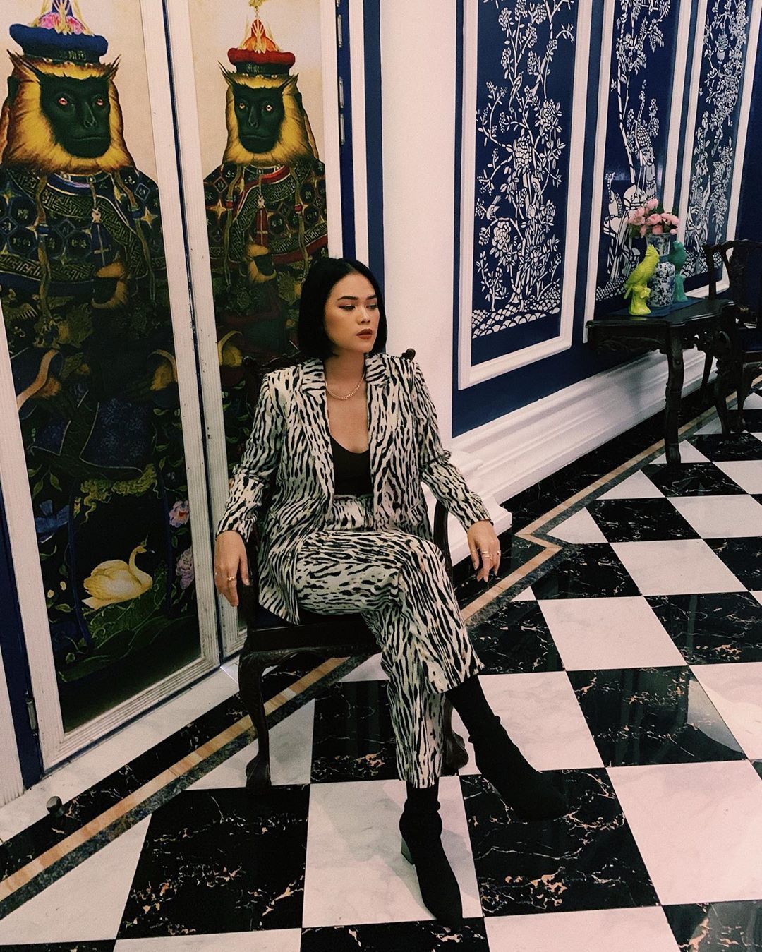 tips ootd dengan sentuhan warna putih, 1. White top yang basic akan semakin catchy saat dipadu-padankan bersama kemeja dan denim jeans dengan cut-out super catchy!, 2. Animal print masih menjadi favorit untuk tampil statement. Tanpa fashion item yang berlebihan, cukup ankle boots yang sukses buat total look makin edgy., 3. Bergaya lebih chic, saatnya andalkan outfit dengan sentuhan polka dot. Sebagai pilihan alas kaki, cukup sandal dengan desain minimalis yang simpel., 4. Pasangkan white pants dan cropped top warna orange untuk OOTD ke festival musik. Anti ribet, kamu bisa pakai cross body bag dan mules favoritmu., 5. Upgrade gaya busanamu saat menggunakan tube top dengan oversized shirt dan white jeans yang keren maksimal. Gunakan stiletto untuk acara malam atau sneakers di siang hari juga oke.