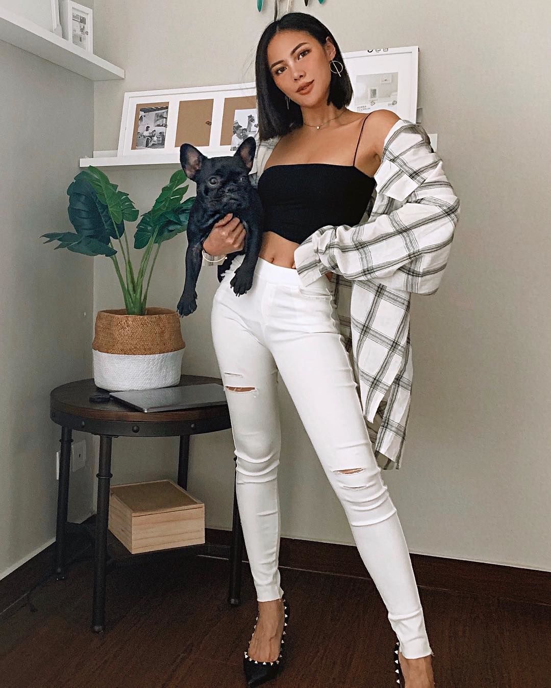tips ootd dengan sentuhan warna putih, 1. White top yang basic akan semakin catchy saat dipadu-padankan bersama kemeja dan denim jeans dengan cut-out super catchy!, 2. Animal print masih menjadi favorit untuk tampil statement. Tanpa fashion item yang berlebihan, cukup ankle boots yang sukses buat total look makin edgy., 3. Bergaya lebih chic, saatnya andalkan outfit dengan sentuhan polka dot. Sebagai pilihan alas kaki, cukup sandal dengan desain minimalis yang simpel., 4. Pasangkan white pants dan cropped top warna orange untuk OOTD ke festival musik. Anti ribet, kamu bisa pakai cross body bag dan mules favoritmu., 5. Upgrade gaya busanamu saat menggunakan tube top dengan oversized shirt dan white jeans yang keren maksimal. Gunakan stiletto untuk acara malam atau sneakers di siang hari juga oke.