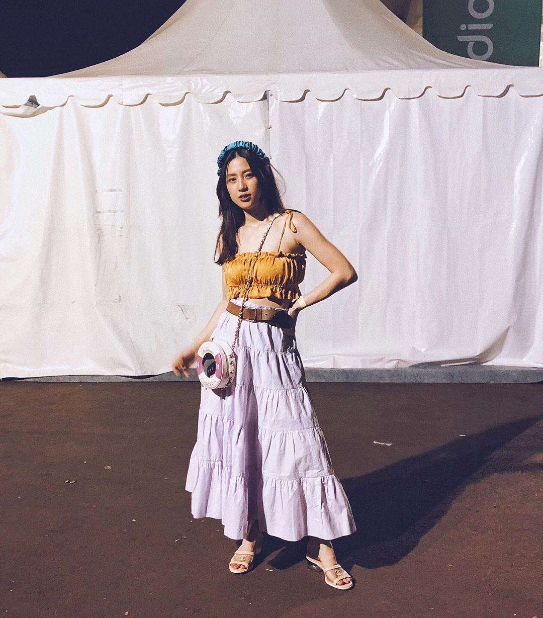 tips ootd dengan sentuhan warna putih, 1. White top yang basic akan semakin catchy saat dipadu-padankan bersama kemeja dan denim jeans dengan cut-out super catchy!, 2. Animal print masih menjadi favorit untuk tampil statement. Tanpa fashion item yang berlebihan, cukup ankle boots yang sukses buat total look makin edgy., 3. Bergaya lebih chic, saatnya andalkan outfit dengan sentuhan polka dot. Sebagai pilihan alas kaki, cukup sandal dengan desain minimalis yang simpel., 4. Pasangkan white pants dan cropped top warna orange untuk OOTD ke festival musik. Anti ribet, kamu bisa pakai cross body bag dan mules favoritmu., 5. Upgrade gaya busanamu saat menggunakan tube top dengan oversized shirt dan white jeans yang keren maksimal. Gunakan stiletto untuk acara malam atau sneakers di siang hari juga oke.