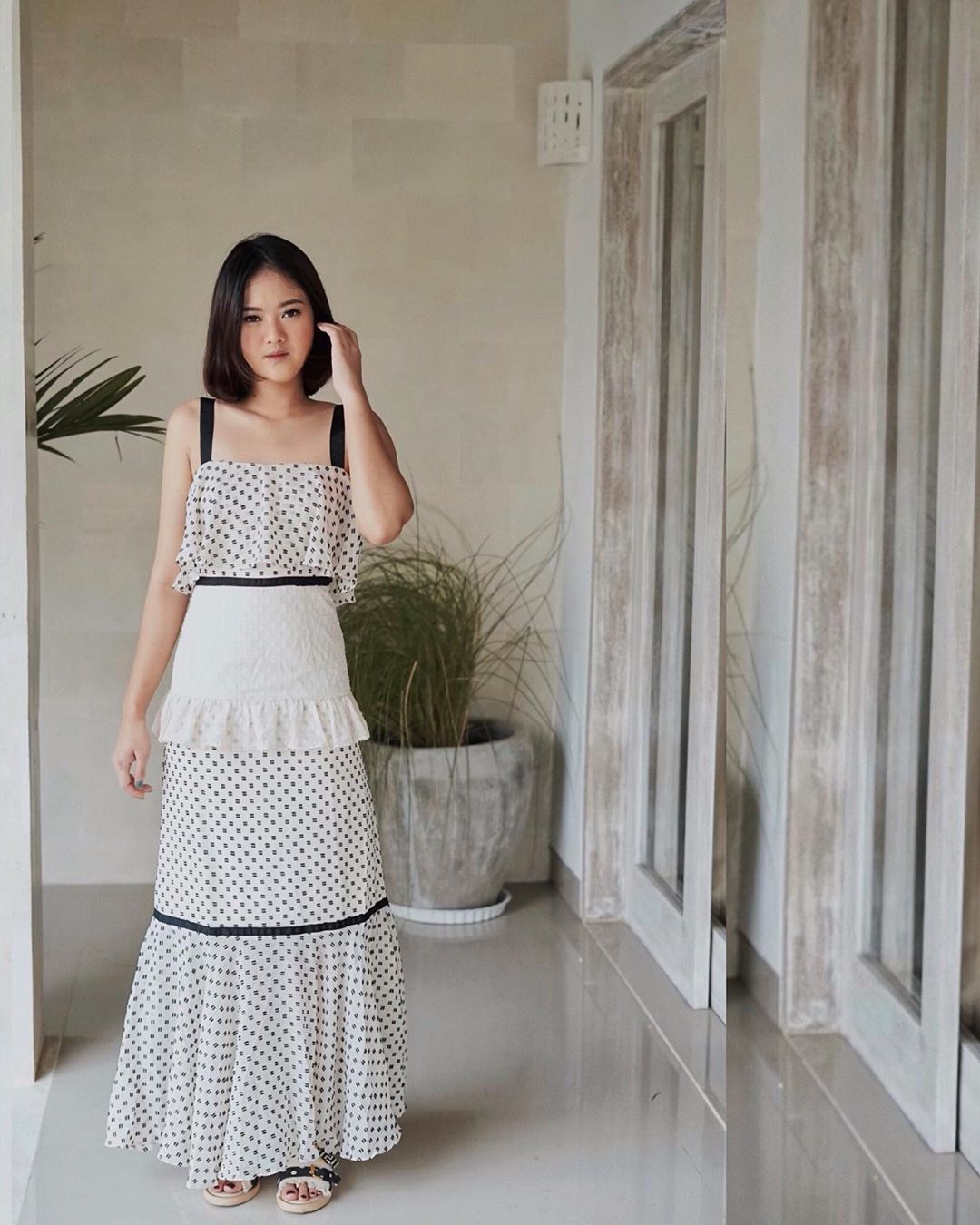 tips ootd dengan sentuhan warna putih, 1. White top yang basic akan semakin catchy saat dipadu-padankan bersama kemeja dan denim jeans dengan cut-out super catchy!, 2. Animal print masih menjadi favorit untuk tampil statement. Tanpa fashion item yang berlebihan, cukup ankle boots yang sukses buat total look makin edgy., 3. Bergaya lebih chic, saatnya andalkan outfit dengan sentuhan polka dot. Sebagai pilihan alas kaki, cukup sandal dengan desain minimalis yang simpel., 4. Pasangkan white pants dan cropped top warna orange untuk OOTD ke festival musik. Anti ribet, kamu bisa pakai cross body bag dan mules favoritmu., 5. Upgrade gaya busanamu saat menggunakan tube top dengan oversized shirt dan white jeans yang keren maksimal. Gunakan stiletto untuk acara malam atau sneakers di siang hari juga oke.