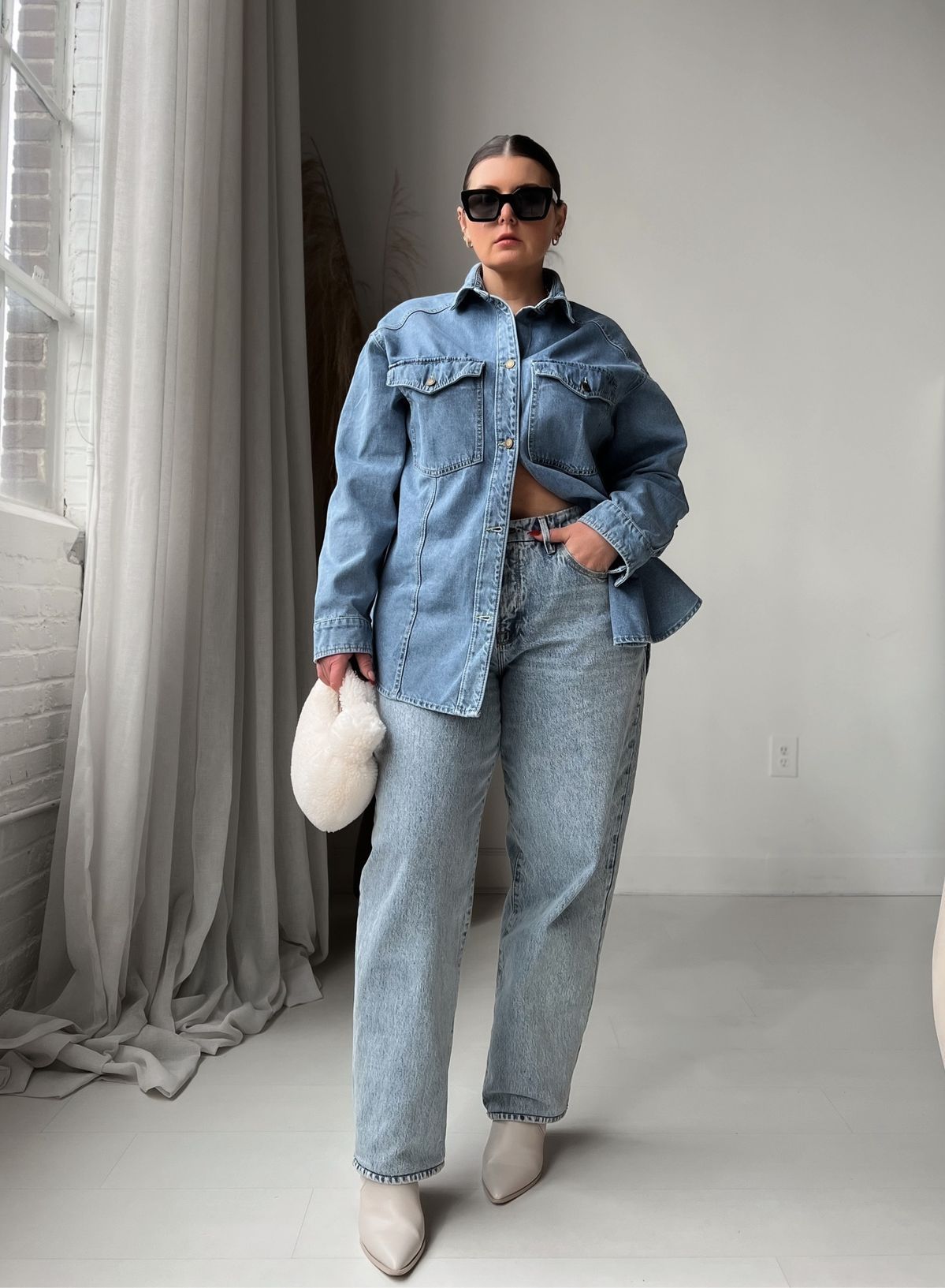 tips outfit celana jeans untuk wanita gemuk, 1. Kenakan Celana Jeans yang Tak Ketat, 2. Pasangkan Celana Jeans dengan Outer, 3. Coba Perpaduan Denim-on-denim, 4. Pilih Celana Jeans Model High-Waist, 5. Andalkan Boyfriend Jeans