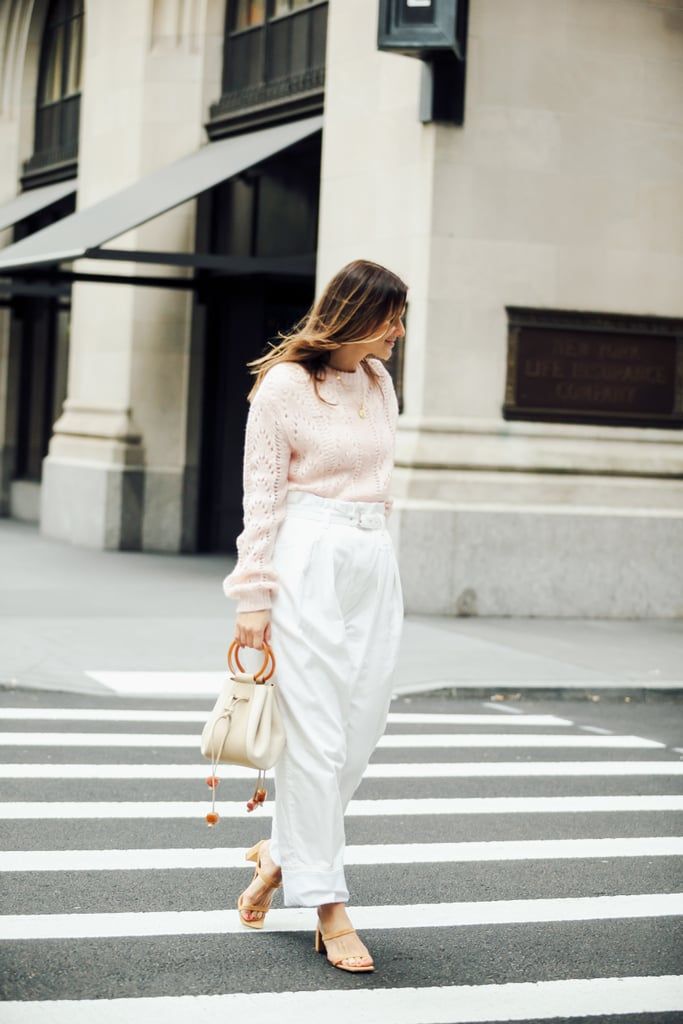 tips padu-padan baju dengan tas mini, layak untuk kamu coba, 1. Menggunakan atasan dengan sentuhan earthy tone akan semakin menarik dengan tas mini warna pastel yang manis., 2. Gaya kasual untuk sehari-hari, pasangkan saja atasan merah yang vibran dengan tas mini warna basic. Simple!, 3. Mau tampil standout dengan padu-padan yang effortless, andalkan saja oversized shirt dengan tas mini dan knee high boots warna kuning., 4. Pakaian bernuansa putih dengan sweater dan trousers akan tampak jadi lebih menarik dengan tas mini yang senada., 5. Last but not least, gaya kasual pakai long sleeve top akan jauh lebih trendi dengan tas mini berdetail embellished. Coba deh!