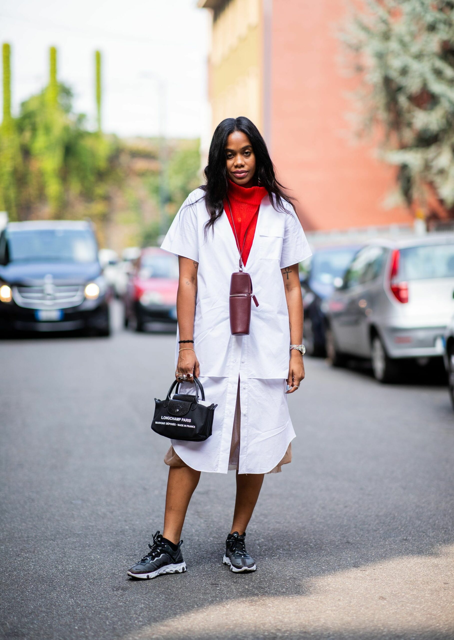 tips padu-padan baju dengan tas mini, layak untuk kamu coba, 1. Menggunakan atasan dengan sentuhan earthy tone akan semakin menarik dengan tas mini warna pastel yang manis., 2. Gaya kasual untuk sehari-hari, pasangkan saja atasan merah yang vibran dengan tas mini warna basic. Simple!, 3. Mau tampil standout dengan padu-padan yang effortless, andalkan saja oversized shirt dengan tas mini dan knee high boots warna kuning., 4. Pakaian bernuansa putih dengan sweater dan trousers akan tampak jadi lebih menarik dengan tas mini yang senada., 5. Last but not least, gaya kasual pakai long sleeve top akan jauh lebih trendi dengan tas mini berdetail embellished. Coba deh!
