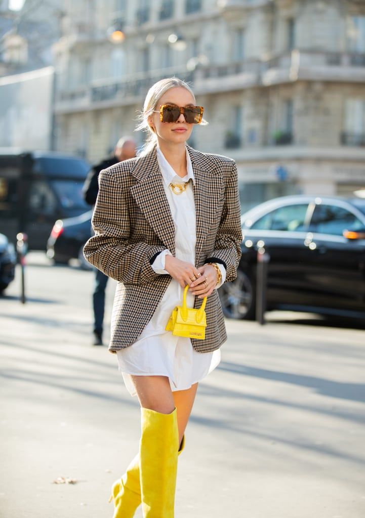 tips padu-padan baju dengan tas mini, layak untuk kamu coba, 1. Menggunakan atasan dengan sentuhan earthy tone akan semakin menarik dengan tas mini warna pastel yang manis., 2. Gaya kasual untuk sehari-hari, pasangkan saja atasan merah yang vibran dengan tas mini warna basic. Simple!, 3. Mau tampil standout dengan padu-padan yang effortless, andalkan saja oversized shirt dengan tas mini dan knee high boots warna kuning., 4. Pakaian bernuansa putih dengan sweater dan trousers akan tampak jadi lebih menarik dengan tas mini yang senada., 5. Last but not least, gaya kasual pakai long sleeve top akan jauh lebih trendi dengan tas mini berdetail embellished. Coba deh!