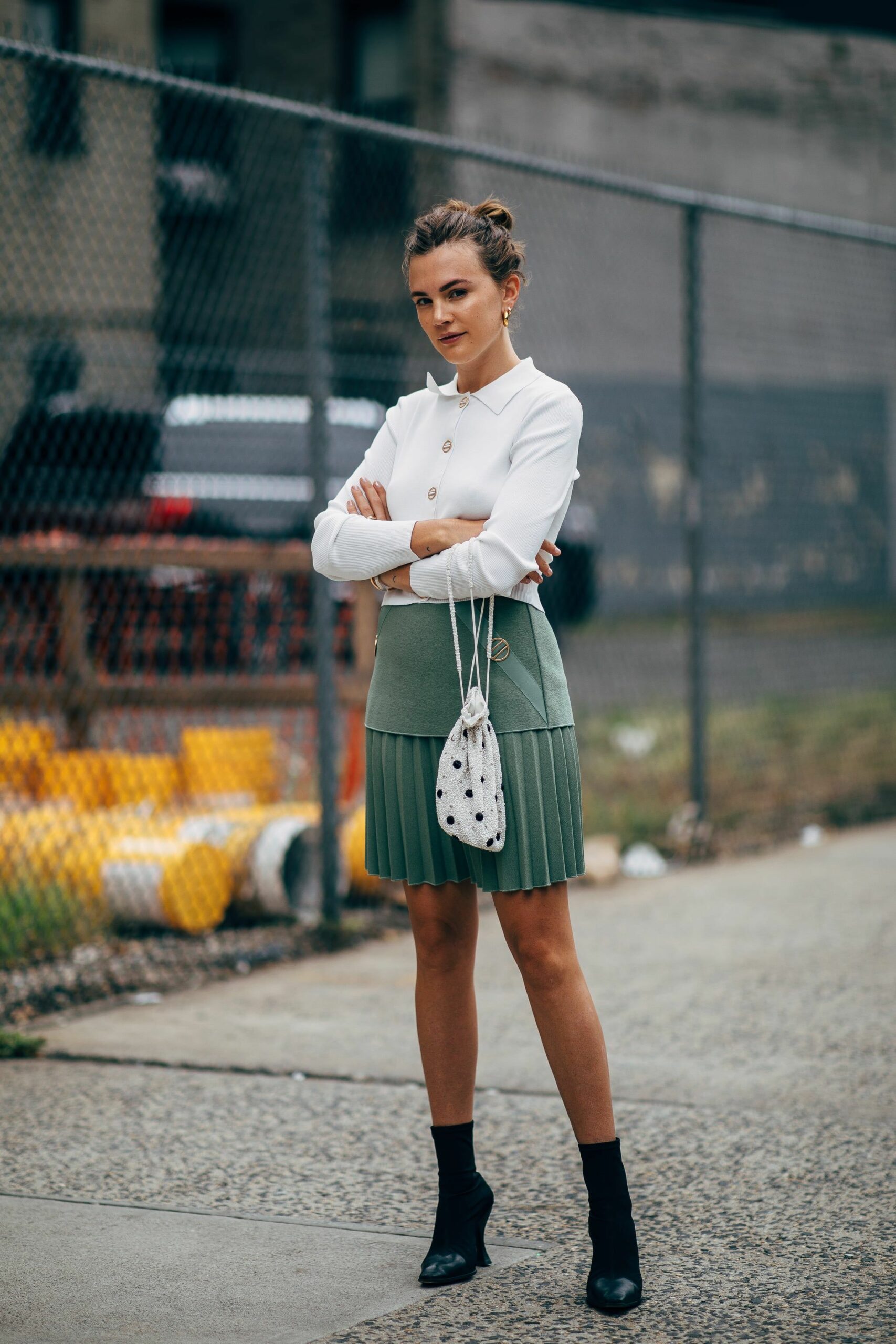 tips padu-padan baju dengan tas mini, layak untuk kamu coba, 1. Menggunakan atasan dengan sentuhan earthy tone akan semakin menarik dengan tas mini warna pastel yang manis., 2. Gaya kasual untuk sehari-hari, pasangkan saja atasan merah yang vibran dengan tas mini warna basic. Simple!, 3. Mau tampil standout dengan padu-padan yang effortless, andalkan saja oversized shirt dengan tas mini dan knee high boots warna kuning., 4. Pakaian bernuansa putih dengan sweater dan trousers akan tampak jadi lebih menarik dengan tas mini yang senada., 5. Last but not least, gaya kasual pakai long sleeve top akan jauh lebih trendi dengan tas mini berdetail embellished. Coba deh!