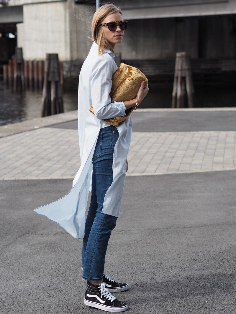 tips pakai warna gold untuk sehari-hari, 1. Nggak ada salahnya coba OOTD yang didominasi warna gold untuk sehari-hari. Supaya tetap wearable, kamu bisa pilih atasan yang lebih basic tanpa motif., 2. Kombinasikan gold pencil skirt dengan kemeja putih dan high heels sebagai alas kakinnya juga oke kamu pakai untuk ke kantor., 3. Slip dress warna gold memang bisa membuatmu tampak seksi, namun gayamu akan berubah lebih keren saat dipadu-padankan dengan blazer dan boots., 4. Mudahnya, kamu bisa memberikan sentuhan warna gold pada sepatu boots lho. Pasangkan dengan mini dress, dijamin penampilanmu langsung mencuri perhatian., 5. Lupakan sejenak tas warna basic yang kamu miliki, saatnya ganti tas dengan clutch gold yang super catchy walau kamu hanya pakai kemeja, celana jeans dan sneakers saja.
