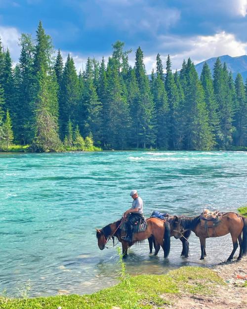 Xinjiang, 1. Menggunakan dua zona waktu berbeda  Xinjian secara resmi menggunakan zona waktu Beijing. Namun, kota ini memiliki zona waktu sendiri yang disebut 'Waktu Xinjiang'.  , 2. Wilayah sangat luas melebihi kota besar di Eropa  Sulit untuk menyadari seberapa luasnya Provinsi Xinjiang. Kota-kota besar di Eropa dapat masuk ke Xinjiang, seperti Prancis, Jerman, Spanyol, dan Inggris. Xinjiang sangatlah luas dari apa yang Anda bayangkan. , 3. Menyukai rekor dunia  Xinjiang sangat optimis soal rekor dunia. Provinsi ini sangat peduli terhadap pencapaian internasional, dan akan mengalahkan rekor dengan rekor yang baru. , 4. Punya banyak bandara  Xinjiang memiliki 22 bandara, terbanyak di antara wilayah atau provinsi lain di China. Tidak semua bandara ini mengangkut penumpang setiap hari atau setiap pekan, namun bandara-bandara ini ada dan tetap beroperasi. , 5. Berbatasan dengan 8 negara  Xinjiang berbatasan dengan lebih banyak negara daripada wilayah lain di Tiongkok. Negara-negara ini meliputi; Mongolia, Rusia, Kazakhstan, Kirgistan, Tajikistan, Afghanistan, Pakistan dan India. , 6. Rumah bagi pangkalan uji nuklir China  Didirikan pada bulan Oktober 1959, wilayah Lop Nur di Xinjiang di sebelah timur Gurun Taklamakan yang luas menjadi rumah bagi 45 uji coba nuklir hingga tahun 1996. , 7. Penduduk hobi makan buah  Cara mengatakan hal satu ini adalah bahwa penduduk Xinjiang makan lebih banyak buah per kapita dibandingkan wilayah lain di China., 8. Rumah bagi spot ekstrem di dunia  Tidak ada tempat lain di China yang memiliki titik-titik ekstrem seperti Xinjiang. Xinjiang tidak hanya merupakan rumah bagi K2 (gunung yang berbatasan dengan China dan Pakistan), yang merupakan gunung tertinggi ke-2 di dunia, namun juga memiliki Depresi Turpan, yang merupakan titik terendah ke-2 di dunia. Turpan juga merupakan salah satu tempat terpanas di dunia, dengan suhu mencapai 50 derajat celsius atau lebih 120 derajat fahrenheit. , 9. Sering jadi lokasi syuting film  Film Kite Runner, yang diangkat dari novel terlaris, awalnya memutuskan untuk syuting di Afghanistan, namun sang produser mengatakan akan terlalu berisiko. , 10. Mitos monster 'Loch Ness'  Kebanyakan orang pernah mendengar tentang monster 'Loch Ness' yang terkenal, tetapi sedikit yang tahu bahwa Xinjiang memiliki salah satu makhluk laut yang legendaris juga loh.