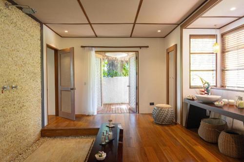 Kamar mandi mewah Nay Palad Hotels, 1. The Chedi Andermatt, Swiss   Hotel ini menawarkan semua yang diharapkan dari resor bintang lima di Pegunungan Alpen, termasuk perapian granit dan fasilitas après-ski. , 2. Virgin Hotels New Orleans, Amerika Serikat   Virgin Hotels New Orleans menawarkan kemewahan yang diharapkan dari merek ini, dengan desain menarik yang terlihat di setiap ruangan, termasuk Richard's Penthouse Suite. , 3. VIK Chile, Chile  menyajikan pemandangan menakjubkan di Lembah Millahue, Chile, sekitar dua jam selatan Santiago, dikelilingi kebun anggur berwarna-warni. , 4. El Fenn, Maroko  Hotel ini memiliki 31 kamar dan suite berwarna-warni yang unik, meskipun semuanya dilengkapi bak berendam untuk tamu berendam. , 5. Aman Tokyo, Jepang   Ini adalah hotel minimalis yang menunjukkan bahwa kemewahan tidak perlu banyak pernak-pernik. Kamar mandi di Aman Suites terbuat dari batu tulis namun kalah oleh pemandangan cakrawala Tokyo yang menakjubkan. , 6. Nay Palad Hideaway, Filipina  Hotel ini memiliki pancuran hujan di empat kamar mandi mewahnya. Setiap kamar mandi di Pulau Siargao memiliki pancuran di tengah langit-langit, dengan air mengalir deras di atas tikar bambu dan kerikil. , 7. Le Royal Monceau, Paris  Dirancang oleh arsitek Prancis Philippe Starck, hotel ini hadir dengan sentuhan industrial-chic yang terasa di hampir setiap ruangan. , 8. Conrad, Maldives   menawarkan suite Muraka yang spektakuler seharga hampir USD10.000 per malam. Suite dua tingkat ini memiliki kamar tidur dan kamar mandi 16 kaki di bawah air, menawarkan pemandangan laut 360 derajat untuk tamu saat bersantai, menikmati sarapan, atau tidur. , 9. The Silo Hotel, Afrika Selatan  Kamar mandi hotel menyuguhkan pemandangan luar biasa ke V&amp;A Waterfront. Jendela berbantal khas hotel menampilkan desain besi berpola geometris. , 10. Ponta dos Ganchos, Brasil  Terletak 35 mil dari Florianópolis di semenanjung pribadi, hotel ini menawarkan keanggunan kasual dengan 25 bungalow yang semua memiliki pemandangan laut biru kehijauan. 