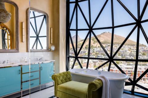 Kamar mandi The Silo Hotel, 1. The Chedi Andermatt, Swiss   Hotel ini menawarkan semua yang diharapkan dari resor bintang lima di Pegunungan Alpen, termasuk perapian granit dan fasilitas après-ski. , 2. Virgin Hotels New Orleans, Amerika Serikat   Virgin Hotels New Orleans menawarkan kemewahan yang diharapkan dari merek ini, dengan desain menarik yang terlihat di setiap ruangan, termasuk Richard's Penthouse Suite. , 3. VIK Chile, Chile  menyajikan pemandangan menakjubkan di Lembah Millahue, Chile, sekitar dua jam selatan Santiago, dikelilingi kebun anggur berwarna-warni. , 4. El Fenn, Maroko  Hotel ini memiliki 31 kamar dan suite berwarna-warni yang unik, meskipun semuanya dilengkapi bak berendam untuk tamu berendam. , 5. Aman Tokyo, Jepang   Ini adalah hotel minimalis yang menunjukkan bahwa kemewahan tidak perlu banyak pernak-pernik. Kamar mandi di Aman Suites terbuat dari batu tulis namun kalah oleh pemandangan cakrawala Tokyo yang menakjubkan. , 6. Nay Palad Hideaway, Filipina  Hotel ini memiliki pancuran hujan di empat kamar mandi mewahnya. Setiap kamar mandi di Pulau Siargao memiliki pancuran di tengah langit-langit, dengan air mengalir deras di atas tikar bambu dan kerikil. , 7. Le Royal Monceau, Paris  Dirancang oleh arsitek Prancis Philippe Starck, hotel ini hadir dengan sentuhan industrial-chic yang terasa di hampir setiap ruangan. , 8. Conrad, Maldives   menawarkan suite Muraka yang spektakuler seharga hampir USD10.000 per malam. Suite dua tingkat ini memiliki kamar tidur dan kamar mandi 16 kaki di bawah air, menawarkan pemandangan laut 360 derajat untuk tamu saat bersantai, menikmati sarapan, atau tidur. , 9. The Silo Hotel, Afrika Selatan  Kamar mandi hotel menyuguhkan pemandangan luar biasa ke V&amp;A Waterfront. Jendela berbantal khas hotel menampilkan desain besi berpola geometris. , 10. Ponta dos Ganchos, Brasil  Terletak 35 mil dari Florianópolis di semenanjung pribadi, hotel ini menawarkan keanggunan kasual dengan 25 bungalow yang semua memiliki pemandangan laut biru kehijauan. 