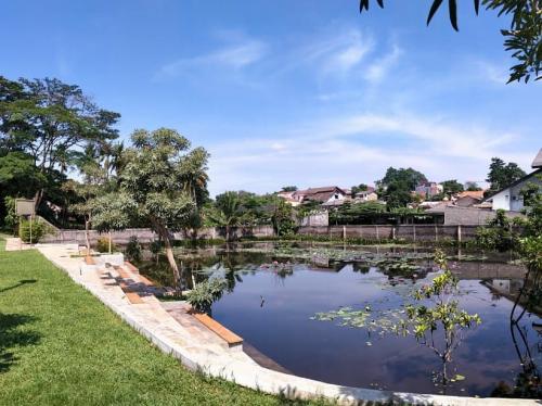 Taman Apung Ciracas, 1. Taman BKT, 2. Batavia Kuliner, 3. Taman Kota Jakarta Garden City, 4. Old Shanghai Sedayu City, 5. Taman Ria Rio, 6. Taman Abdurrahman, 7. Taman Piknik, 8. Taman Bambu, 9. Pura Aditya Jaya, 10. Taman Apung