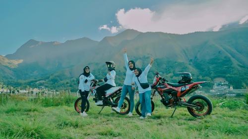 Desa Sembalun Lombok, 1. Desa Adat Belek Suku Sasak  Pada desa adat ini terdapat rumah tradisional suku Sasak, yaitu suku asli dari Nusa Tenggara Barat (NTB). Rumah tersebut adalah rumah yang pertama didirikan dan tertua di desa Sembalun, oleh karenanya dinamakan Desa Belek artinya desa besar. , 2. Melihat langsung pembuatan kain tenun khas Lombok  Ternyata pesona desa Sembalun tidak hanya pada wisata alamnya saja, tapi juga ada wisata budaya yang ada di sana. Ada sebuah rumah tenun yang dimiliki desa Sembalun, yang bisa dijadikan wisata budaya oleh pengunjung., 3. Bukit Siswa cocok buat paralayang  Di Desa Sembalun juga ada bukit untuk melakukan paralayang, yaitu bukit Siswa Paralayang. Dari bukit ini kamu bisa melihat langsung pemandangan gunung Rinjani yang tersohor itu. , 4. Bukit Selong spot sempurna nikmati sunrise  Bukit Selong adalah salah satu bukit yang ada di desa Sembalun yang dijadikan spot melihat sunrise. , 5. Kebun stroberi indah manjakan mata  Dari salah satu hamparan sawah warna-warni yang indah yang ada di desa Sembalun, terdapat kebun strawberry yang luas. 
