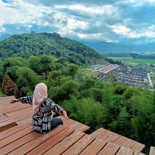 Arjasari, 1. Mini Mania Lembang  Pertsma ada Mini Mania Lembang. Bila Anda ingin menikmati destinasi wisata berupa taman yang asri dan indah, tempat ini cocok untuk dikunjungi. , 2. Wahoo Waterworld  Selanjutnya ada waterpark yang seru dan megah di Bandung yakni Wahoo Waterworld. Bila Anda berencana menikmati waterpark di Bandung, tak ada salahnya untuk mencoba yang satu ini., 3. Arjasari Rock Hill  Selanjutnya ada Arjasari Rock Hill yang berlokasi di Jalan Wargulayu, Arjasari, Bandung.  Tempat ini merupakan taman bermain yang berads di atas bukit sehingga menawarkan pemandangan kabupaten Bandung yang indah. , 4. Dimsum Sembilan Ayam  Berslih ke destinasi wisata kuliner, Dimsum Sembilan Ayam bisa jadi pilihan yang tepat. Tempat ini berlokasi di Jalan Pasir Kaliki, No. 170, Bandung. , 5. Mi Ayam Cipaganti  Satu lagi ada wisata kuliner di Mi Ayam Cipaganti yang berlokasi di Jalan Cipaganti, Pasteur, Bandung. Mi ayam ini begitu terkenal dan patut dicoba saat berada di Kota Bandung. 