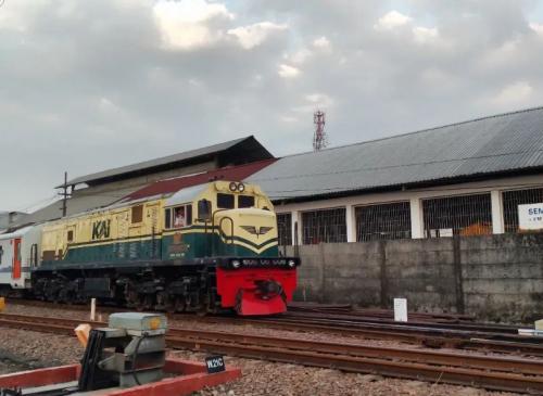 Stasiun Semarang Poncol, 1. Stasiun Manggarai, Jakarta  Stasiun ini sudah lama terkenal keangkerannya. Bahkan sampai ada film berjudul 'Kereta Hantu Manggarai'. Ya, staisun yang masuk wilayah Kecamatan Tebet, Jakarta Selatan ini telah beroperasi sejak tahun 1918, merupakan tempat penyimpanan terakhir gerbong-gerbong tua yang sudah tak layak jalan dan bekas kecelakaan. , 2. Stasiun Kaliwedi, Cirebon  Kendati cuma stasiun kecil, tapi stasiun ini horornya sudah terkenal seantero Cirebon. Di stasiun ini pernah terjadi kecelakaan hebat. Menurut warga, bahkan pernah ada iring-iringan jenazah yang ditrabrak kereta api. Tak ada yang berani dekat-dekat dengan stasiun ini, apalagi Stasiun Kaliwedi sudah tidak beroperasi lagi., 3. Stasiun Ketanggungan Barat, Brebes  Banyak yang menyebut stasiun ini menjadi angker setelah peristiwa benturan antara Kereta Api Gaya Baru dan Kereta Api Empu Jaya yang terjadi tahun 2002 silam yang menewaskan 45 orang., 4. Stasiun Poncol, Semarang  Kisah dari stasiun ini sempat menghebohkan karena beberapa tahun lalu, sebuah lokomotif yang sedang dalam perbaikan melaju dengan sendirinya. , 5. Stasiun Kota Lama, Malang  Peristiwa kecelaaan lagi-lagi menjadi penyebab stasiun ini dianggap angker. Pada tahun 1981, pernah terjadi kecelakaan kereta api di mana kereta yang berangkat dari Stasiun Kota Lama menghantam sebuah bus hingga menewaskan 50 orang penumpangnya.