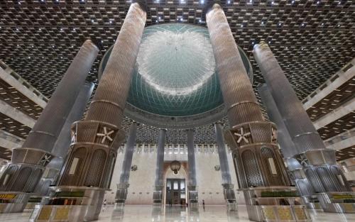 masjid istiqlal setkab, 1. Istana Presiden  Setelah tiba di Indonesia pada Selasa (3/9/2024), keesokan harinya Paus Fransiskus akan berkunjung ke Istana Presiden ditemani dengan Presiden RI Joko Widodo (Jokowi), pada Rabu (4/9/2024) pukul 10.00 WIB., 2. Kedutaan Besar Vatikan  Masih di hari yang sama, Pria bernama lahir Jorge Mario Bergoglio itu akan melanjutkan kunjungannya ke Kedutaan Besar Vatikan, di Jakarta, sekitar pukul 11.30 WIB., 3. Gereja Katedral Jakarta  Kemudian, Paus Fransiskus rencananya akan bertemu para uskup, imam, biarawan biarawati, seminaris dan katekis di Gereja Maria Diangkat ke Surga, Gereja Katedral Jakarta, pada pukul 16.30 WIB., 4. Masjid Istiqlal Jakarta  Keesokan harinya, pada Kamis (5/9/2024) pukul 09.00 WIB, Paus Fransiskus rencananya akan menghadiri interreligious meeting atau pertemuan dengan para tokoh antaragama di Masjid Istiqlal Jakarta., 5. Kantor KWI  Masih di hari yang sama, Paus Fransiskus bakal melaksanakan pertemuan dengan penerima manfaat organisasi amal di Kantor KWI (Konferensi Waligereja Indonesia)., 6. Stadion Gelora Bung Karno (GBK)  Di sore harinya, Paus Fransiskus akan menghadiri misa akbar yang digelar di Stadion Gelora Bung Karno (GBK), pada  pukul 17.00 WIB.