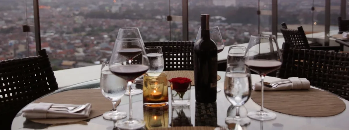 top 7+ rekomendasi hotel tempat dinner romantis di bandung, 2. GH Universal Hotel Bandung, 3. The Gaia Hotel, 6. Padma Hotel Bandung, 7. Holiday Inn Bandung Pasteur