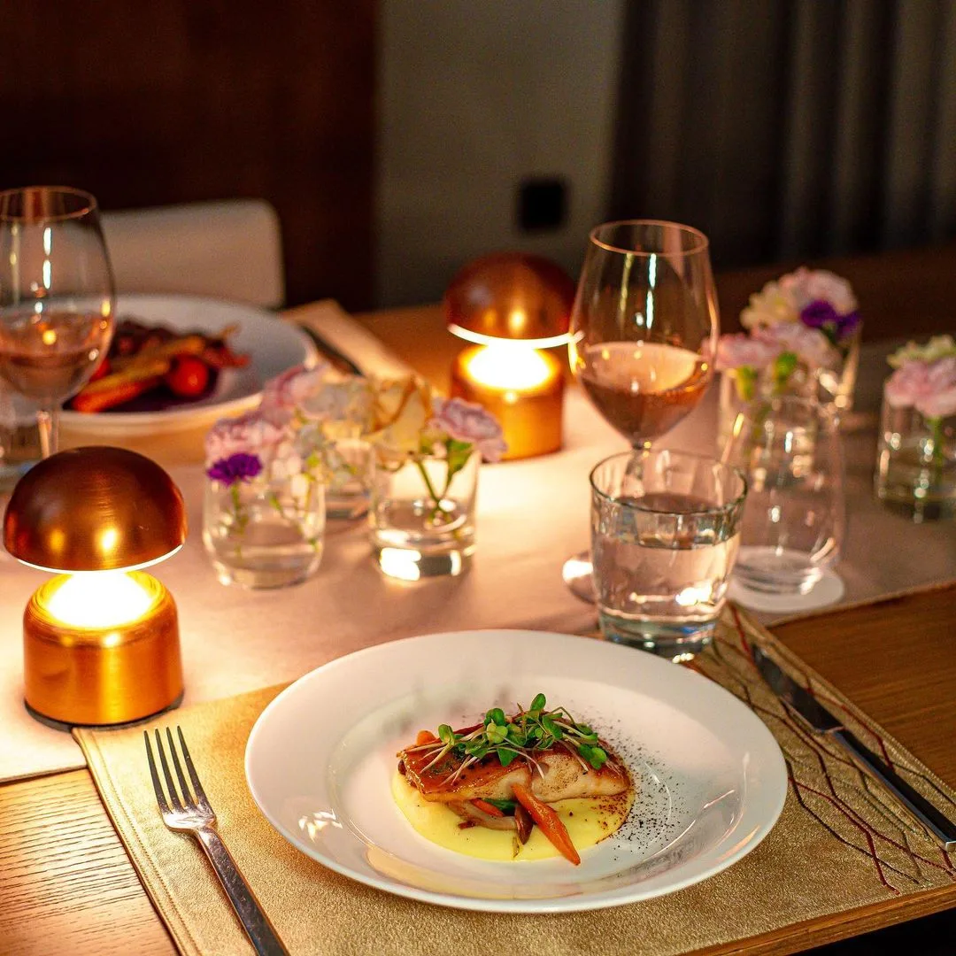 top 7+ rekomendasi hotel tempat dinner romantis di bandung, 2. GH Universal Hotel Bandung, 3. The Gaia Hotel, 6. Padma Hotel Bandung, 7. Holiday Inn Bandung Pasteur