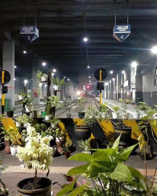 Stasiun Surabaya-Kota, 1. Stasiun Wonokromo  Stasiun ini terletak di Surabaya Selatan, tepatnya di Jalan Stasiun Wonokromo, Jagir, Surabaya. Stasiun Wonokromo merupakan stasiun yang ramai di Surabaya, karena letaknya yang berdekatan dengan beberapa tempat wisata yang dapat Anda kunjungi. , 2. Stasiun Pasar Turi  Stasiun ini berlokasi di Jalan Semarang Nomor 1, Gundih, Bubutan, Surabaya, Jawa Timur. Dulunya, stasiun ini bernama Stasiun Soerabaia NIS (Nederlands Indische Spoorwegen Maatschappij) yang dibangun pada kisaran tahun 1902-1903. , 3. Stasiun Surabaya Kota  Stasiun Surabaya Kota sering dikenal sebagai 'Stasiun Semut' karena keunikannya yang memiliki ukuran stasiun yang kecil. , 4. Stasiun Waru  Stasiun Waru berlokasi di Kedungrejo, Waru, Sidoarjo. Letak Stasiun Waru cukup strategis karena terletak pada jalur utama Kota Surabaya – Sidoarjo dan tidak jauh dari Terminal Purabaya atau Bungurasih. , 5. Stasiun Surabaya Gubeng  Stasiun Surabaya Gubeng terletak di pusat kota, dan merupakan stasiun paling sibuk di Surabaya. Stasiun ini memiliki 6 jalur utama, jalur 1 digunakan untuk pemberangkatan kereta ekonomi ke arah selatan, jalur 2 digunakan untuk kedatangan kereta dari arah selatan., 6. Stasiun Tandes  Stasiun Tandes adalah stasiun kereta api kelas III yang terletak di Tandes Lor, Tandes, Surabaya. Stasiun Tandes merupakan stasiun lengkung dengan jalur yang menikung ke kanan dari arah timur. , 7. Stasiun Sidotopo   Stasiun Sidotopo terletak di Jalan Sidotopo Wetan, Simokerto, Surabaya, yang memiliki 17 jalur kereta yang aktif. 