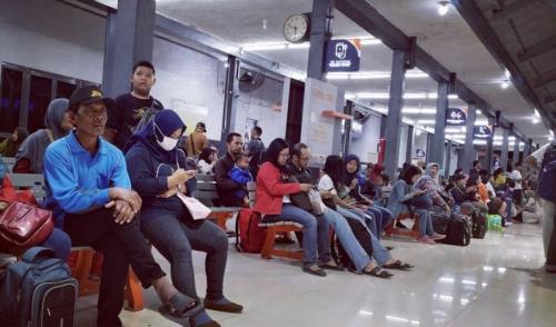Stasiun Wonokromo, 1. Stasiun Wonokromo  Stasiun ini terletak di Surabaya Selatan, tepatnya di Jalan Stasiun Wonokromo, Jagir, Surabaya. Stasiun Wonokromo merupakan stasiun yang ramai di Surabaya, karena letaknya yang berdekatan dengan beberapa tempat wisata yang dapat Anda kunjungi. , 2. Stasiun Pasar Turi  Stasiun ini berlokasi di Jalan Semarang Nomor 1, Gundih, Bubutan, Surabaya, Jawa Timur. Dulunya, stasiun ini bernama Stasiun Soerabaia NIS (Nederlands Indische Spoorwegen Maatschappij) yang dibangun pada kisaran tahun 1902-1903. , 3. Stasiun Surabaya Kota  Stasiun Surabaya Kota sering dikenal sebagai 'Stasiun Semut' karena keunikannya yang memiliki ukuran stasiun yang kecil. , 4. Stasiun Waru  Stasiun Waru berlokasi di Kedungrejo, Waru, Sidoarjo. Letak Stasiun Waru cukup strategis karena terletak pada jalur utama Kota Surabaya – Sidoarjo dan tidak jauh dari Terminal Purabaya atau Bungurasih. , 5. Stasiun Surabaya Gubeng  Stasiun Surabaya Gubeng terletak di pusat kota, dan merupakan stasiun paling sibuk di Surabaya. Stasiun ini memiliki 6 jalur utama, jalur 1 digunakan untuk pemberangkatan kereta ekonomi ke arah selatan, jalur 2 digunakan untuk kedatangan kereta dari arah selatan., 6. Stasiun Tandes  Stasiun Tandes adalah stasiun kereta api kelas III yang terletak di Tandes Lor, Tandes, Surabaya. Stasiun Tandes merupakan stasiun lengkung dengan jalur yang menikung ke kanan dari arah timur. , 7. Stasiun Sidotopo   Stasiun Sidotopo terletak di Jalan Sidotopo Wetan, Simokerto, Surabaya, yang memiliki 17 jalur kereta yang aktif. 