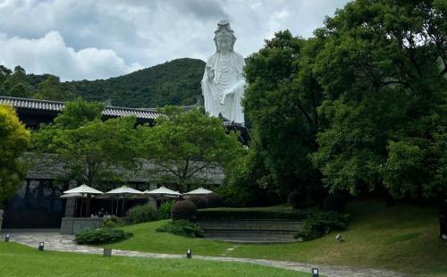Biara,   1. Pulau Peng Chau  Pulau Peng Chau atau disebut Pulau Datar berjarak satu meter dari pulau utama Hongkong. Pulau Peng Chau merupakan pulau terpencil yang paling relatif lebih sepi dari pengunjung. , 2. Sham Shui Po  Kawasan Sham Shui Po, salah satu distrik wisata di Hong Kong, kerap dijuluki 'Little Indonesia'. Selain mudah diakses, kota ini merupakan surga belanja., 3. Pelabuhan Arberdeen  Merupakan kampung nelayan, yang mana dapat kamu kunjungi sebagai destinasi wisata Hongkong selanjutnya. Melihat bagaimana kehidupan sehari-hari seorang nelayan.  Anda juga dapat mencoba melukis tangan dengan tanda nama kita yang dapat dijadikan suvenir. , 4. Pulau Lantau  Pulau Lantau merupakan pulau terbesar di Hongkong. Anda bisa menjelajahi pantai, berkunjung ke Big Buddha dan bar-restoran di Teluk Discovery hanya dalam waktu sehari saja. , 5. Biara TSZ Shan  Tsz Shan Monastery adalah biara Buddha Tiongkok yang didirikan untuk melestarikan warisan Dharma yang diajarkan oleh Buddha Śākyamuni. Berlokasi di Wilayah Baru di sepanjang lereng bukit di wilayah Tai Po. , 6. Sha Tau Kok  Kota Borden yang bersejarah di paling utara Hong Kong, bersebalahan dengan Shenzhen. Pengunjung membutuhkan Izin khusus di bawah pengawasan polisi. , 7. Kampung Lai Chi Wo  Butuh waktu 20 menit untuk sampai menggunakan kapal dari Sha Tau Kok. Lai Chi Wo dulunya dihuni oleh imigran cina yang melarikan diri ke selatan Pada abad ke 17. , 8. Pulau Cheung Chau  Di Pulau Cheung Chau pengunjung tidak diperbolehkan membawa kendaraan pribadi masuk. Biasanya pulau ini dijadikan tempat wisata terlebih lagi di akhir pekan. 