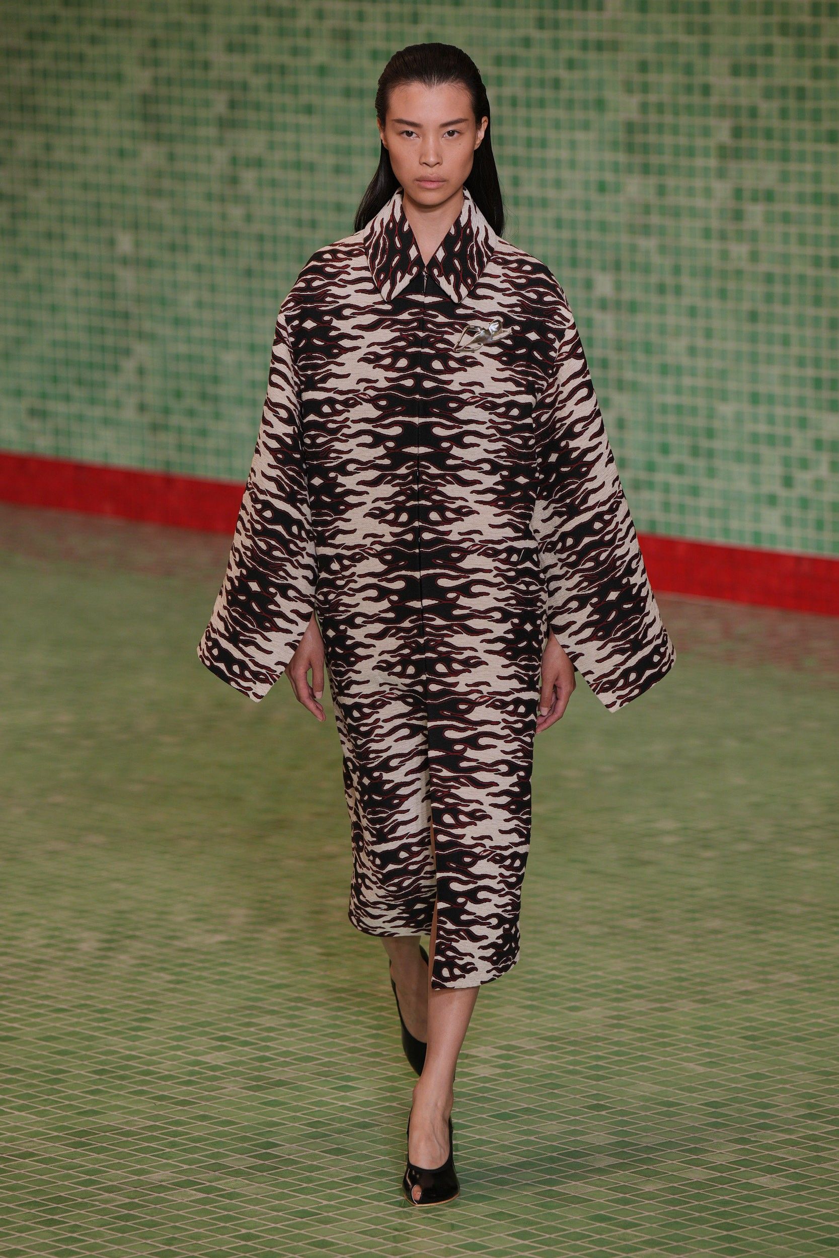 tory burch bawa adaptasi pakaian sport di koleksi spring/summer 2025, 1. Sukses debut di panggung New York Fashion Week, fashion influencer Alexa Chung dipercaya menampilkan padu-padan look ruched top coklat dengan midi skirt putih, tas tangan warna gelap senada serta nude heels., 2. Look formal yang dihadirkan oleh Tory Burch terasa eksklusif ketika setelan blazer berdesain wrap tanpa kancing dengan tambahan mini belt beberapa kali terlihat sejak opening catwalk berlangsung., 3. Rok midi ruffle dengan potongan asimetris membuat suasana musim panas khas tahun 2000-an begitu terasa ketika item ini disatukan bersama v-neck top menyesuaikan aturan desain Tory Burch., 4. Mengadaptasi kemeriahan olimpiade olahraga tahun ini, Tory Burch perlihatkan beberapa look yang menggabungkan konsep sportswear. Hal tersebut diwujudkan lewat tanktop ketat bertabur manik-manik mirip baju renang perempuan serta tambahan gaun transparan gelap yang dibawakan oleh Irina Shayk., 5. Pertama kali dirilis di tahun 2006 silam, Tory Burch resmi menghadirkan kembali sepatu balet Reva yang ikonik pada masanya untuk Spring/Summer 2025. Tentu saja sepatu balet Reva dari Tory Burch ini memiliki siluet desain yang lebih modern tanpa menghilangkan ciri khasnya., 6. Koleksi sepatu lain dari Tory Burch Spring/Summer 2025 yang curi perhatian karena desainnya adalah high heels berdetail cut-out di bagian ujung jari serta tumit tinggi yang sengaja dibuat sedikit bengkok., 7. Tory Burch Spring/Summer 2025 semakin meriah ketika sang desainer menyelipkan sentuhan motif abstrak yang diterapkan pada item long coat, midi dress serta celana panjang.
