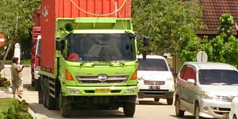 Truk Kontainer Gagal Menanjak Timpa Avanza, Selalu Ingat Jaga Jarak