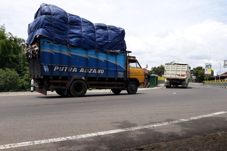 Ilustrasi truk di jalan raya yang membawa muatan melebihi kapasitas seharusnya (Truk ODOL)
