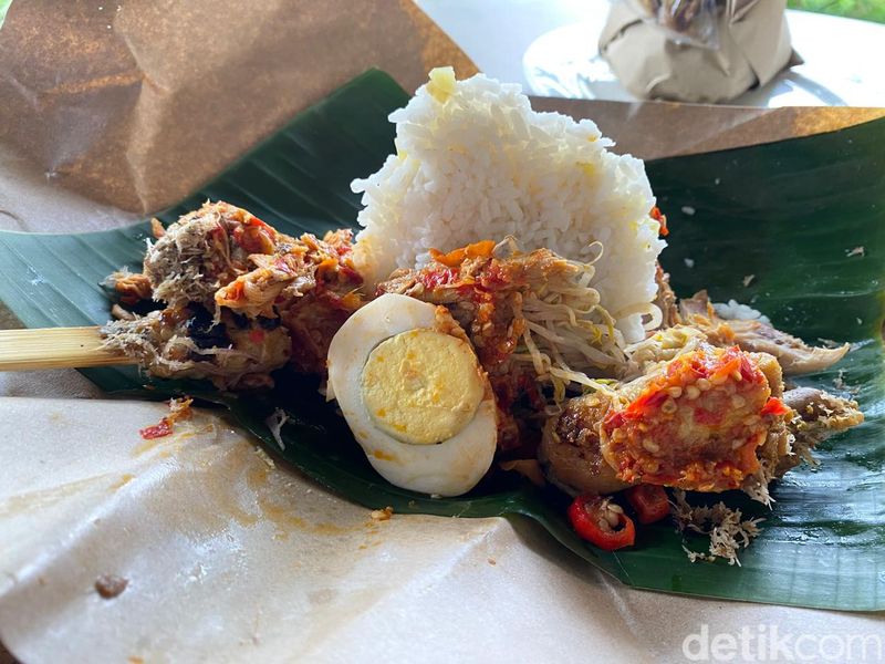 Tuniang Bali : Sedap! Nasi Campur Bali Halal Milik Ibunda Maharani Kemala, 1. Usaha Milik Ibunda Maharani Kemala, 2. Cara Memesan Nasi Campur di Tuniang, 3. Nasi Sela Ayam Komplet, 4. Nasi Ayam dan Telur Tuniang