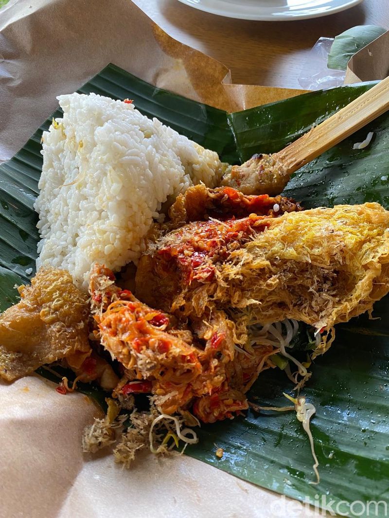 Tuniang Bali : Sedap! Nasi Campur Bali Halal Milik Ibunda Maharani Kemala, 1. Usaha Milik Ibunda Maharani Kemala, 2. Cara Memesan Nasi Campur di Tuniang, 3. Nasi Sela Ayam Komplet, 4. Nasi Ayam dan Telur Tuniang