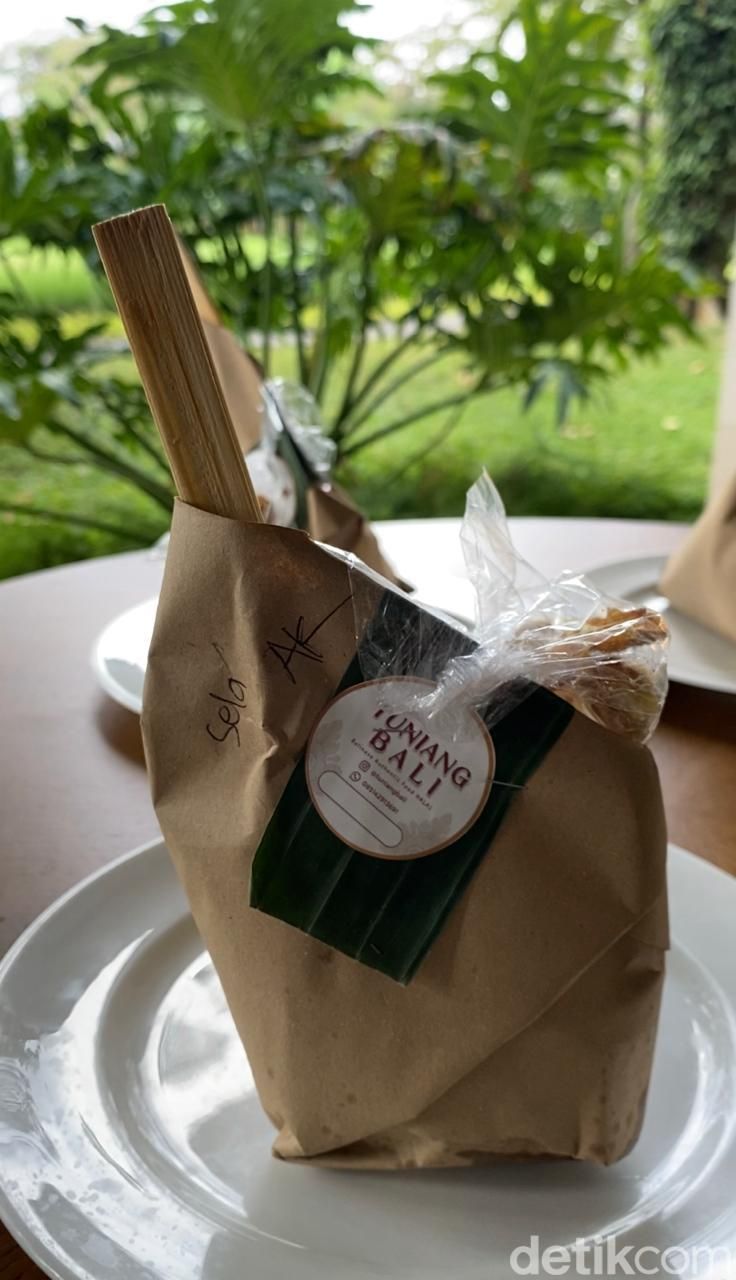 Tuniang Bali : Sedap! Nasi Campur Bali Halal Milik Ibunda Maharani Kemala, 1. Usaha Milik Ibunda Maharani Kemala, 2. Cara Memesan Nasi Campur di Tuniang, 3. Nasi Sela Ayam Komplet, 4. Nasi Ayam dan Telur Tuniang