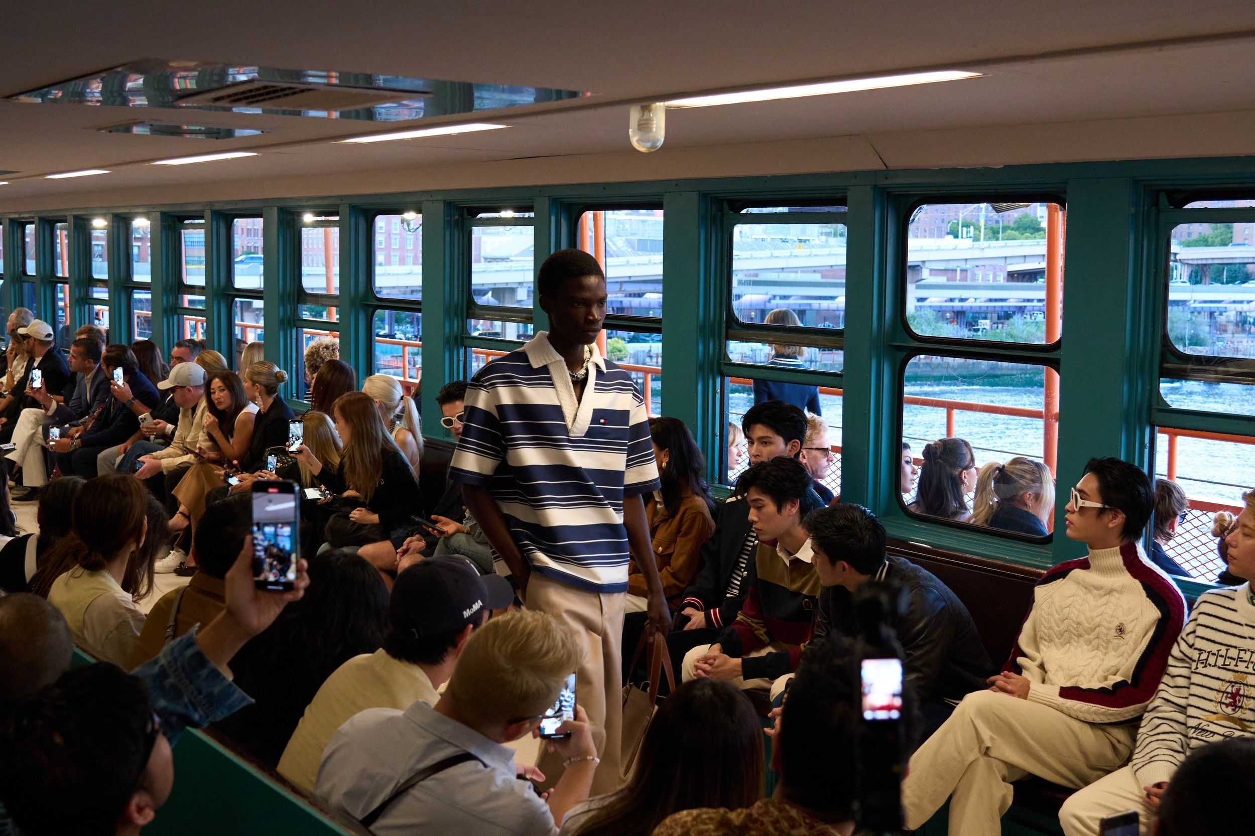 unik! tommy hilfiger gelar koleksi baru di atas kapal laut, 1. Tommy Hilfiger membuka peragaan busana koleksi Spring/Summer 2025 dengan beberapa look yang memiliki motif kotak-kotak jenis glen plaid, sailor stripes sampai gingham., 2. Tren pakaian crop top paling curi perhatian yang ditampilkan Tommy Hilfiger diwujudkan dalam belum cardigan rajut. Tambahan aksen lining warna dasar hitam hingga putih serta inisial TH membuat cardigan crop top ini menjadi item terbaru Tommy Hilfiger yang cocok dikenakan saat momen kasual atau semi formal., 3. Berbicara soal warna, Tommy Hilfiger tentu menerapkan deretan warna khas merek tersebut seperti merah, navy dan putih. Di samping itu, kombinasi palet warna dengan sentuhan hangat dari coklat krem serta abu-abu membuat koleksi terbaru Tommy Hilfiger ini seolah ikut menyuarakan tren fashion “old money”., 4. Sempat populer di tahun 2000-an, Tommy Hilfiger ingin mengembalikan masa keemasan celana capri khusus perempuan pada koleksi terbarunya. Dilengkapi dengan saku di kedua bagian, celana capri versi Tommy Hilfiger ini terlihat chic ketika dikombinasikan bersama kemeja dibalut blazer., 5. Koleksi tas Tommy Hilfiger Spring/Summer 2025 juga tidak boleh dilewatkan.Tas berbentuk pouch minimalis yang memiliki desain serut dengan pilihan warna merah, krem dan biru gelap cukup modis untuk dikenakan saat liburan musim panas., 6. Selain sepatu slip-on dan sneakers, pada koleksi ini Tommy Hilfiger juga menampilkan alas kaki berjenis flat mules yang berdesain mirip anyaman. Tidak adanya ornamen berlebihan membuat flat mules Tommy Hilfiger terlihat aman dan nyaman ketika dikenakan., 7. Terinspirasi dari hal-hal yang berkaitan dengan dunia maritim, peragaan busana Tommy Hilfiger Spring/Summer 2025 sukses dipersembahkan di atas kapal bekas Staten Island Ferry seakan mencerminkan lebih jelas estetika seorang pelaut.