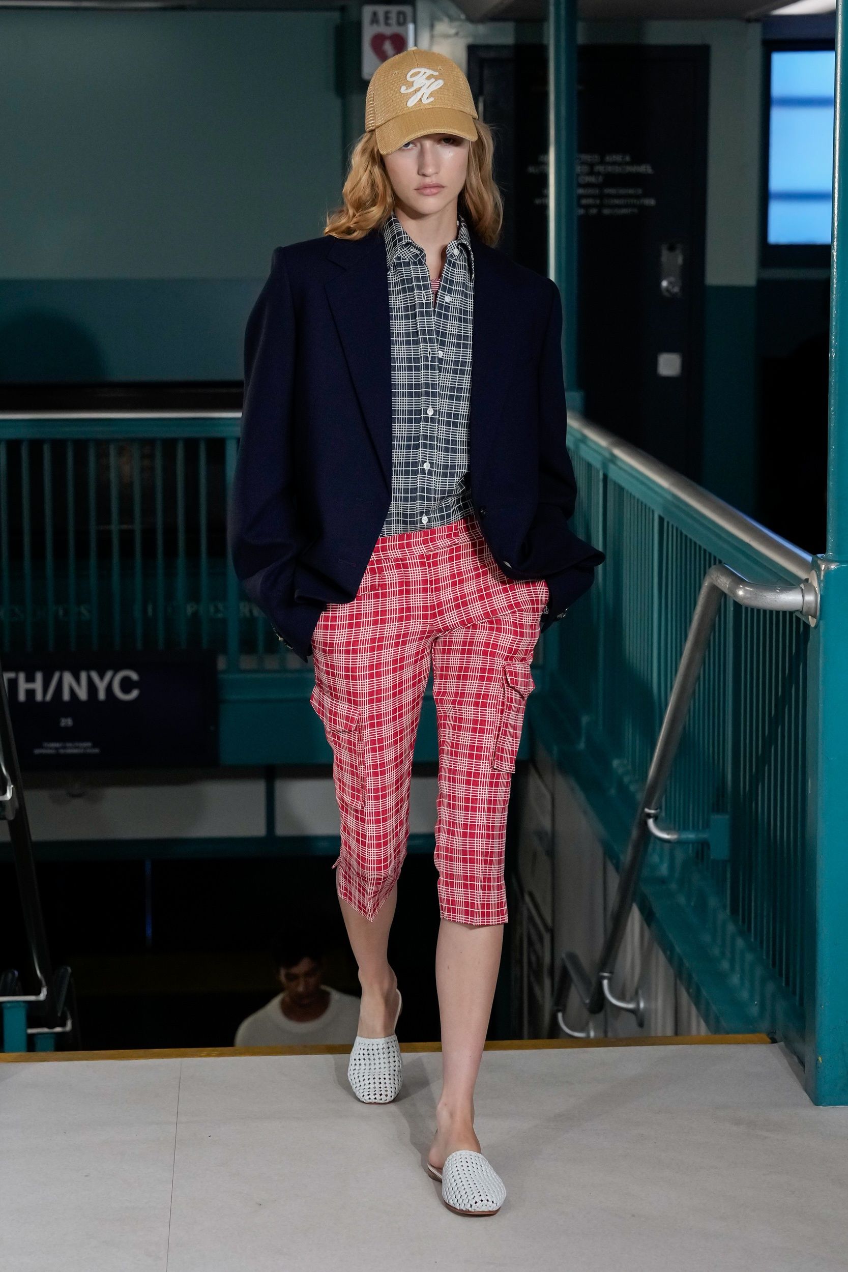 unik! tommy hilfiger gelar koleksi baru di atas kapal laut, 1. Tommy Hilfiger membuka peragaan busana koleksi Spring/Summer 2025 dengan beberapa look yang memiliki motif kotak-kotak jenis glen plaid, sailor stripes sampai gingham., 2. Tren pakaian crop top paling curi perhatian yang ditampilkan Tommy Hilfiger diwujudkan dalam belum cardigan rajut. Tambahan aksen lining warna dasar hitam hingga putih serta inisial TH membuat cardigan crop top ini menjadi item terbaru Tommy Hilfiger yang cocok dikenakan saat momen kasual atau semi formal., 3. Berbicara soal warna, Tommy Hilfiger tentu menerapkan deretan warna khas merek tersebut seperti merah, navy dan putih. Di samping itu, kombinasi palet warna dengan sentuhan hangat dari coklat krem serta abu-abu membuat koleksi terbaru Tommy Hilfiger ini seolah ikut menyuarakan tren fashion “old money”., 4. Sempat populer di tahun 2000-an, Tommy Hilfiger ingin mengembalikan masa keemasan celana capri khusus perempuan pada koleksi terbarunya. Dilengkapi dengan saku di kedua bagian, celana capri versi Tommy Hilfiger ini terlihat chic ketika dikombinasikan bersama kemeja dibalut blazer., 5. Koleksi tas Tommy Hilfiger Spring/Summer 2025 juga tidak boleh dilewatkan.Tas berbentuk pouch minimalis yang memiliki desain serut dengan pilihan warna merah, krem dan biru gelap cukup modis untuk dikenakan saat liburan musim panas., 6. Selain sepatu slip-on dan sneakers, pada koleksi ini Tommy Hilfiger juga menampilkan alas kaki berjenis flat mules yang berdesain mirip anyaman. Tidak adanya ornamen berlebihan membuat flat mules Tommy Hilfiger terlihat aman dan nyaman ketika dikenakan., 7. Terinspirasi dari hal-hal yang berkaitan dengan dunia maritim, peragaan busana Tommy Hilfiger Spring/Summer 2025 sukses dipersembahkan di atas kapal bekas Staten Island Ferry seakan mencerminkan lebih jelas estetika seorang pelaut.