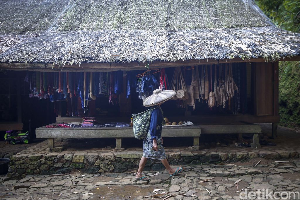 Suku Baduy merupakan salah satu suku di Indonesia yang masih mempertahankan adat dan istiadatnya. Yuk, bareng-bareng menapaki keasriannya.