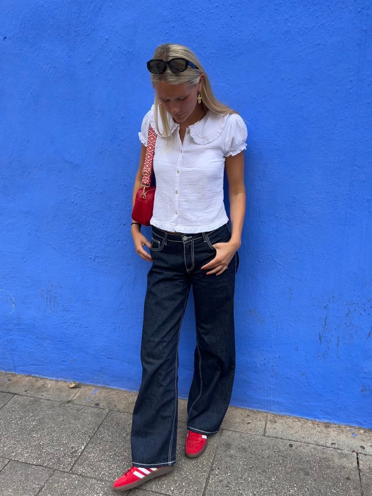 variasi warna celana jeans untuk gaya yang modis, 1. Jeans Biru Klasik, 2. Jeans Hitam, 3. Jeans Warna Gelap, 4. Jeans Putih, 5. Jeans Warna Pastel, 6. Washed Jeans